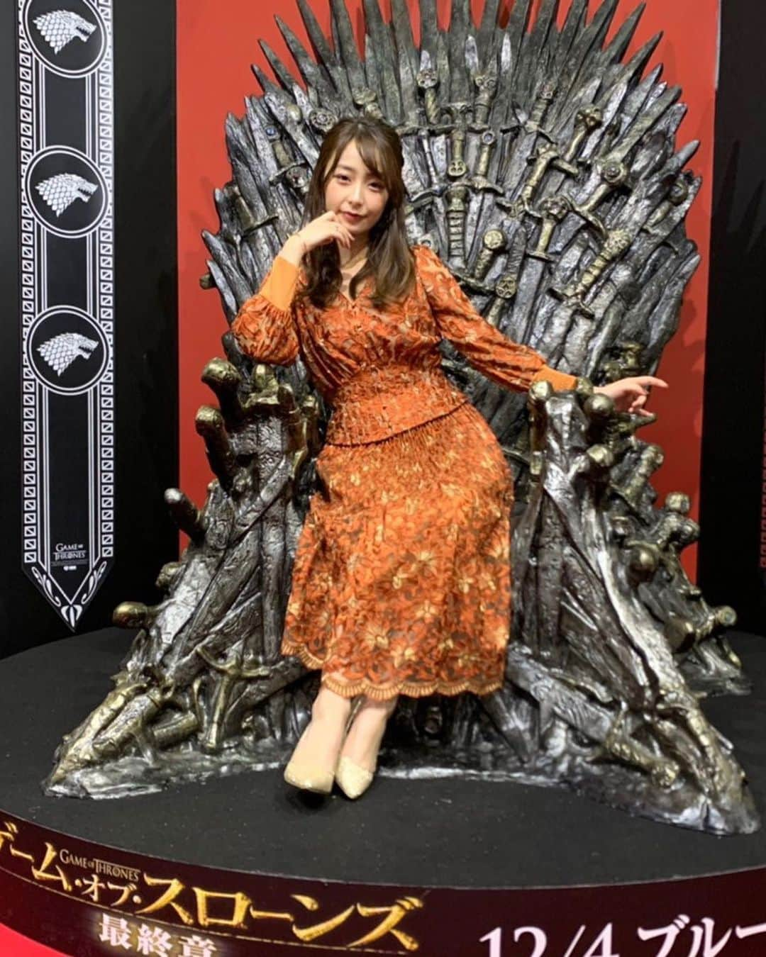 宇垣美里マネージャーさんのインスタグラム写真 - (宇垣美里マネージャーInstagram)「東京コミコン2019 2日目が終わりました！ ゲームオブスローンズ の鉄の玉座に座りデナーリスになりきる宇垣さんです😍 大きなサノスとも写真が撮れてとても嬉しそうでした✨ 明日はいよいよ最終日！スター達とのトークショーもたくさんあります。みなさんぜひ、東京コミコンに遊びに来てください🐱 #宇垣美里 #東京コミコン2019 #gameofthrones #thanos」11月23日 21時29分 - ugakimisato.mg