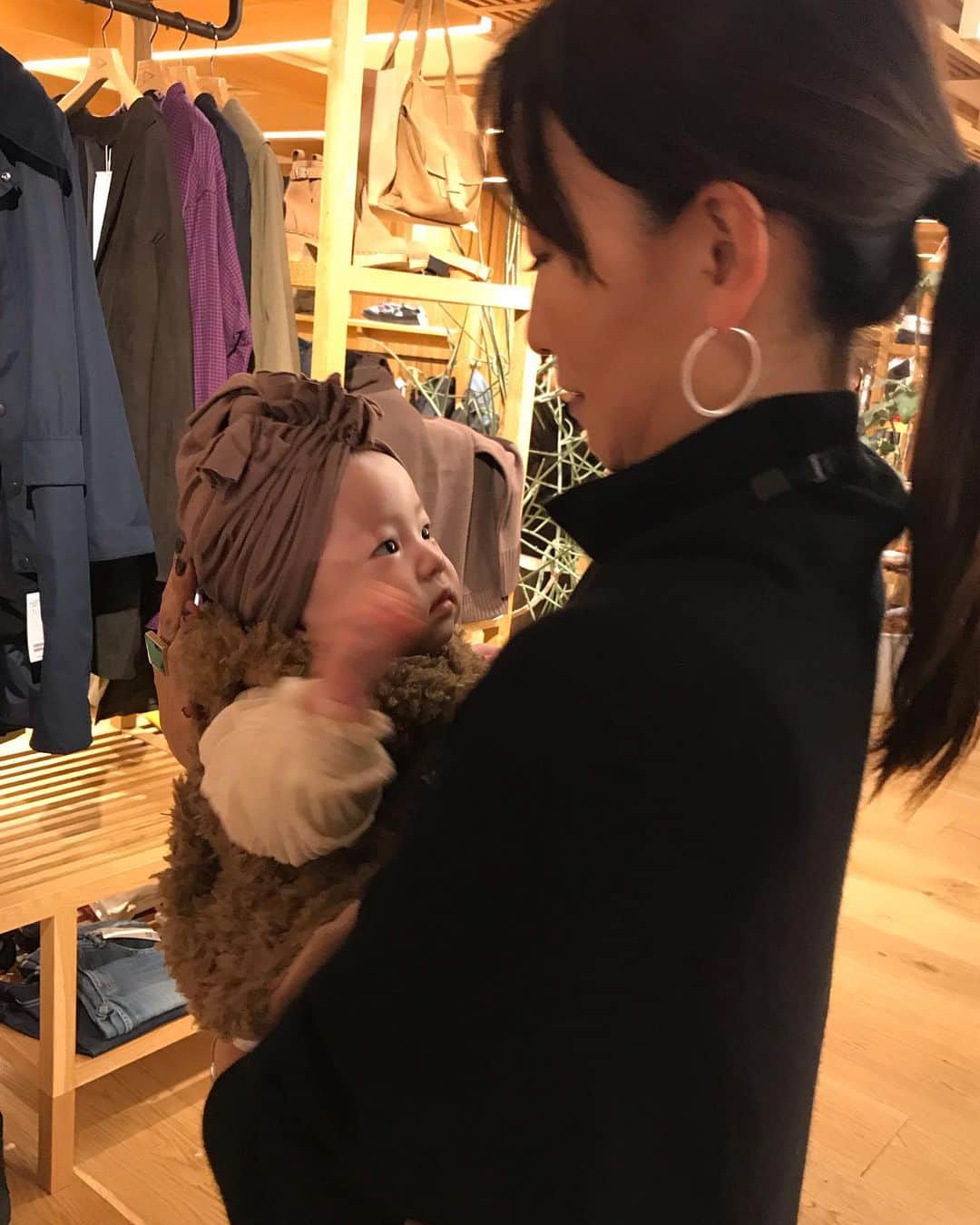 濱中鮎子のインスタグラム：「今日は昼下がりに渋谷のピルグリムへ。 いろんな人に長々と抱っこしてもらい、ご満悦だったお嬢です。  #みんなに育ててもらおう作戦 #お嬢と仲間たち」