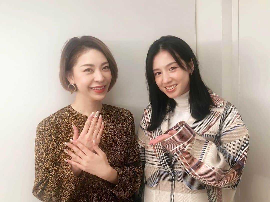 山名未紗のインスタグラム：「本日は「NHK番組」の収録でした！😳﻿ ゲストとして出演させて頂き﻿ トレンドネイルや色のお話、ネイルケアのお話を﻿ させて頂きました✨﻿ ﻿ 12月9日から配信スタートされます☺️﻿ ﻿ ✅NHKが2019年1月15日から﻿ インターネットで配信する中国語サービス﻿ 「#NHK華語視界 」（月～金曜午後6：00）﻿ ﻿ NHKの国際放送﻿ NHKワールドJAPANが行うサービスです﻿ ﻿ 中国語によるニュースのほか﻿ 番組やオリジナルコンテンツを﻿ 中国語の吹き替えや字幕を付けて配信！﻿ ﻿ 旅やポップカルチャーを紹介する番組の進行役は﻿ #桜庭ななみ さん ﻿ #段文 さん﻿ #矢野浩二 さん﻿ が担当し﻿ ニュースは鎌倉アナら5人のキャスターが﻿ 日替わりでライブ配信される番組です！﻿ ﻿ MCの女優 #桜庭ななみ さんと♡﻿ ななみさんありがとうございました！✨﻿ 透明感が溢れて綺麗すぎました😳  ななみさんがインスタでUPされていた﻿大阪のBAR 私も行きつけでした🥃✨﻿ ﻿ ﻿ 放送はまたお知らせ致します😉﻿」