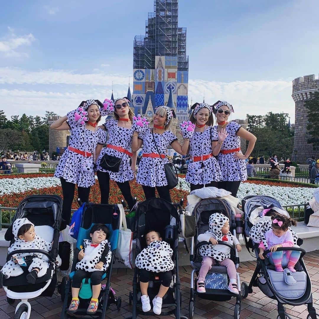 Nazukiのインスタグラム：「ママ＆ベビー TDL✨✨✨💕 101匹ワンちゃんを、ママもベビーも合わせて着ていきました🐶 こんなディズニーの遊び方今までなかったから、ほんと楽しかった😊😊😊😊 この格好でベビーカー😭 はぐれても、すぐ目立つ👍 ママ達、みんな全力で楽しめから最強🥰  パレードも最初から最後まで見たのも初めてだし、子連れだと乗れない乗り物も多いけど、子供達の楽しそうな顔見るだけで幸せですね💕  #tdl #disney #disneyland #子連れディズニー　#親子コーデ #101匹わんちゃんコーデ #シンママ　#ママ友　#男の子ママ」