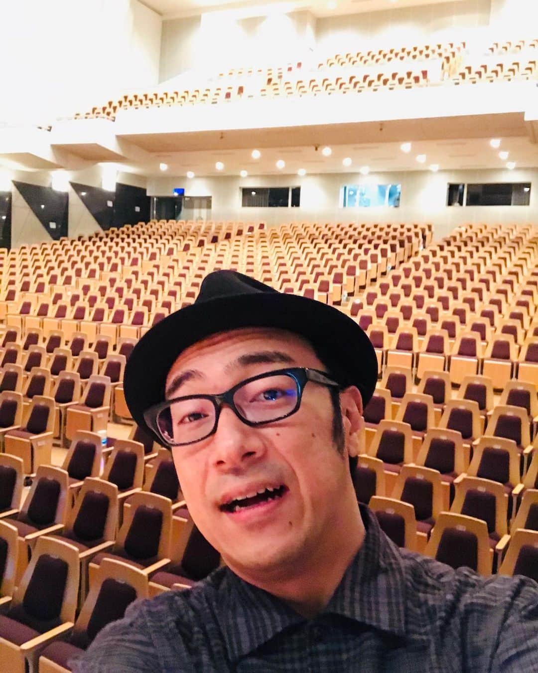 角田晃広さんのインスタグラム写真 - (角田晃広Instagram)「神奈川公演終了！ 南足柄での公演、楽しくやらせていただきました。 サンドウィッチマンからお花が。よくわからないけどそんな自信はない。  #東京03#人間味風#サンドウィッチマン」11月23日 21時26分 - akihiro_kakuta