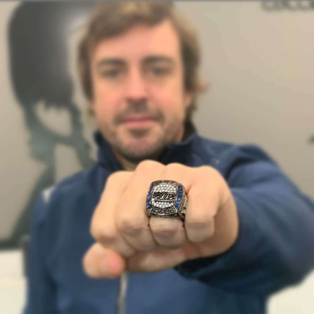 フェルナンド・アロンソさんのインスタグラム写真 - (フェルナンド・アロンソInstagram)「I received the daytona 24h commemoration ring from @waynetaylorracing ! What a race ✊️! Great addition for the museum @circuitomuseofa ! Thanks 💙 #Daytona #daytona24 #waynetaylorracing #cadillac」11月23日 21時38分 - fernandoalo_oficial