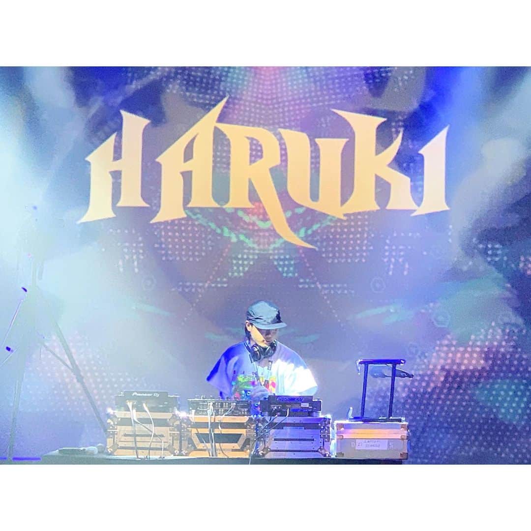 のインスタグラム：「AWAでのDJ格下。急遽決まってかつ深夜2時とかなのに数千人が帰らず待っててくれて感動した🥺🥺 そんなDJ格下の日本初企画が12月8日に東京で行われます！！ 普段DJイベントに行かない人にもぜひ来て欲しい、、、！ よろしくお願いします🤲  #animeweekendatlanta  #brianthesun #04limitedsazabys  #バンドじゃないもんmaxxnakayoshi  #ゴールデンアナコンダ #gato」