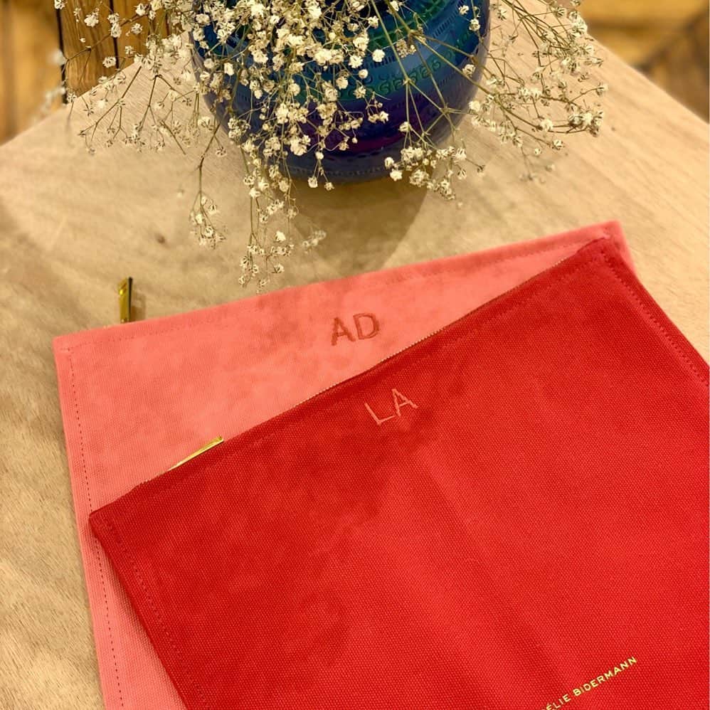 オーレリービダマンのインスタグラム：「Surprise ! Une pochette brodée vous sera offerte pour tout achat d’un minimum de 400€ en boutique et sur notre e-shop jusqu’au 8 décembre ☀️」