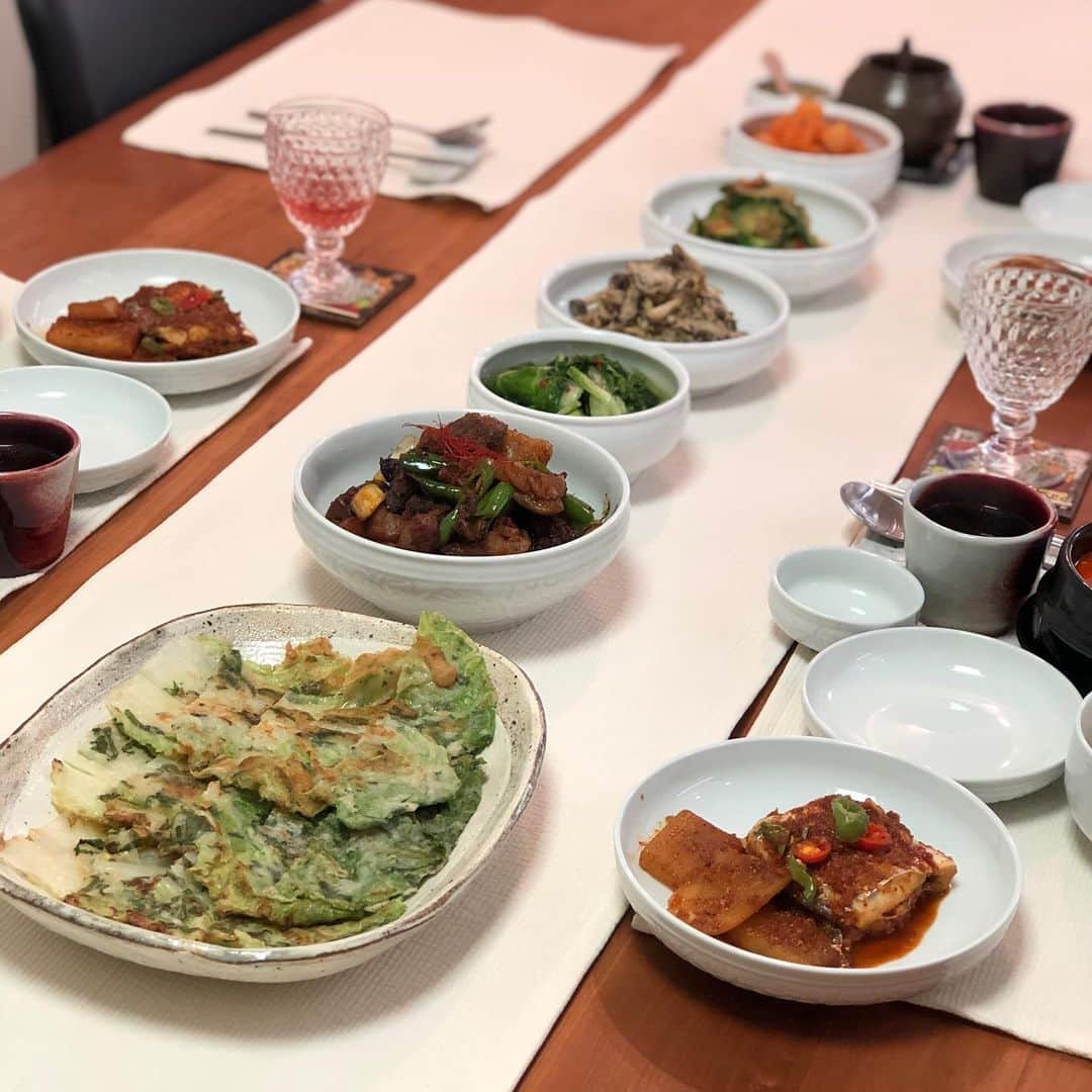 芝本裕子さんのインスタグラム写真 - (芝本裕子Instagram)「はじての @aeja_ok078 のお料理教室。もともと韓国料理は大好き❤そして、食べるのも作るのも好き❤️だから、行く前からワクワクが止まりませんでした😆 そして、もうどれも美味しすぎて感動💕純豆腐なんて、今まで食べた中で一番美味しかったです😍早速復習しておきたいなと思ってます。 とにかく先生のセンスが最高すぎて、ずっとずっとお教室にいたかった…もっともっと先生のお話聞きたかった…また絶対次も行きたいと思います！もやしご飯も最高に美味しくておかわりまでしちゃいました😆お腹パンパン‼️ とりあえず、次のお教室を楽しみに💕 #ありがとうございました #韓国料理 #韓国料理教室 #koreanfood #shiba_u」11月23日 21時35分 - yukoshibamoto