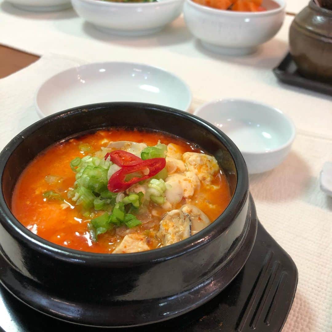 芝本裕子さんのインスタグラム写真 - (芝本裕子Instagram)「はじての @aeja_ok078 のお料理教室。もともと韓国料理は大好き❤そして、食べるのも作るのも好き❤️だから、行く前からワクワクが止まりませんでした😆 そして、もうどれも美味しすぎて感動💕純豆腐なんて、今まで食べた中で一番美味しかったです😍早速復習しておきたいなと思ってます。 とにかく先生のセンスが最高すぎて、ずっとずっとお教室にいたかった…もっともっと先生のお話聞きたかった…また絶対次も行きたいと思います！もやしご飯も最高に美味しくておかわりまでしちゃいました😆お腹パンパン‼️ とりあえず、次のお教室を楽しみに💕 #ありがとうございました #韓国料理 #韓国料理教室 #koreanfood #shiba_u」11月23日 21時35分 - yukoshibamoto