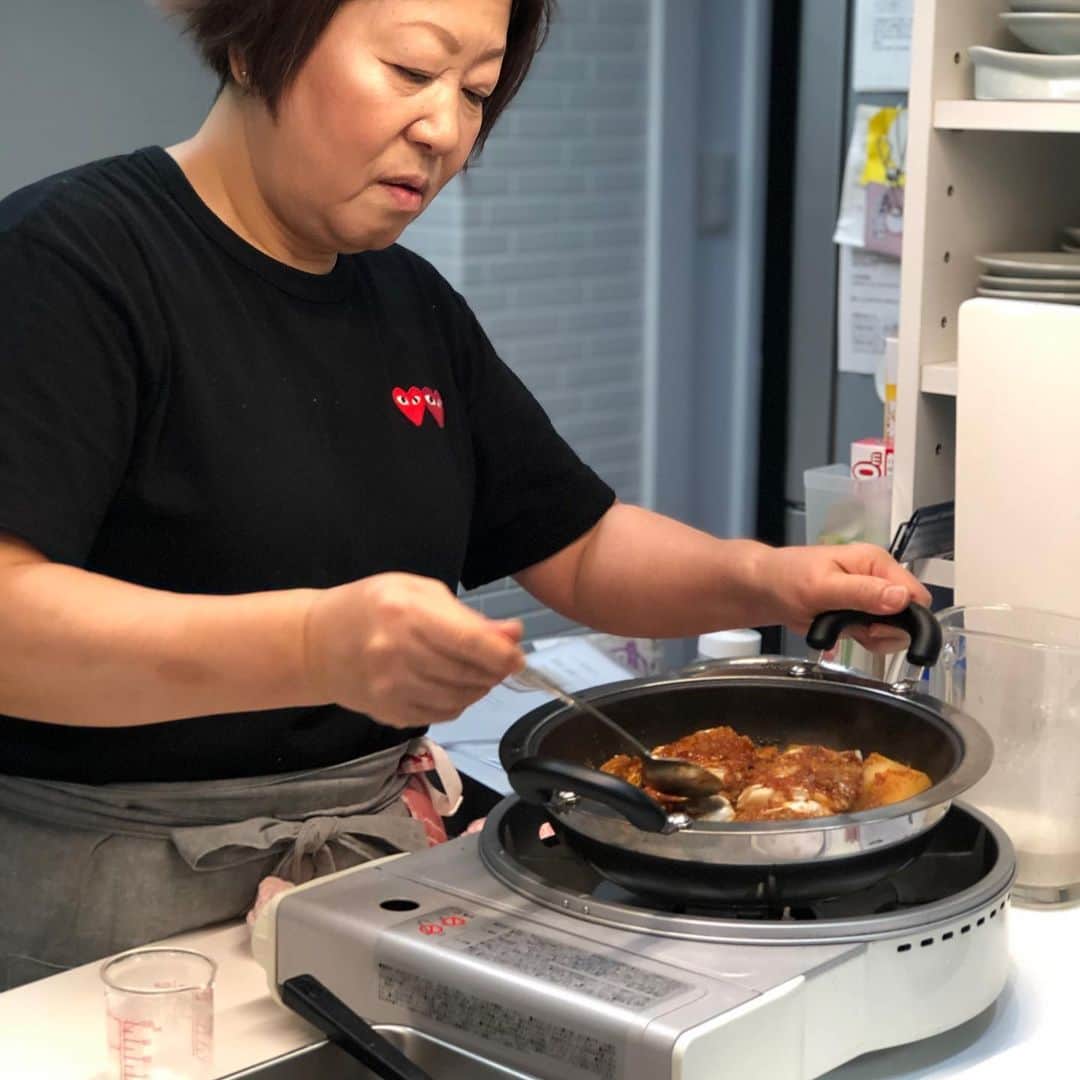 芝本裕子さんのインスタグラム写真 - (芝本裕子Instagram)「はじての @aeja_ok078 のお料理教室。もともと韓国料理は大好き❤そして、食べるのも作るのも好き❤️だから、行く前からワクワクが止まりませんでした😆 そして、もうどれも美味しすぎて感動💕純豆腐なんて、今まで食べた中で一番美味しかったです😍早速復習しておきたいなと思ってます。 とにかく先生のセンスが最高すぎて、ずっとずっとお教室にいたかった…もっともっと先生のお話聞きたかった…また絶対次も行きたいと思います！もやしご飯も最高に美味しくておかわりまでしちゃいました😆お腹パンパン‼️ とりあえず、次のお教室を楽しみに💕 #ありがとうございました #韓国料理 #韓国料理教室 #koreanfood #shiba_u」11月23日 21時35分 - yukoshibamoto