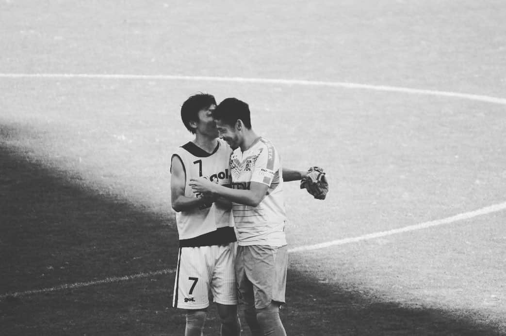 のインスタグラム：「ごめ、試合後にグランドでほっぺにキスは要求しないで。  希、写真写りがち🤳  けんぞうの兄貴感。  今日もぶちはスーパーヒーローでした。  #藤枝myfc #垣根拓也 #大迫希 #けんぞうの兄貴 #グランドで会いましょう」