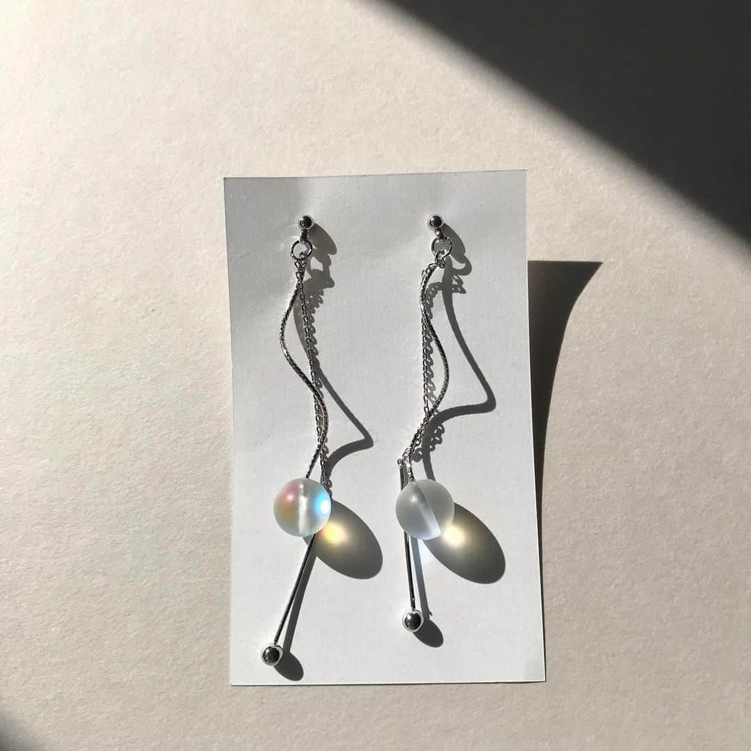 真山朔のインスタグラム：「#2324market  1日目にきてくださった方々、本当にありがとうございました。 想像以上にイヤリングたちが旅立っていき、、、！ 急遽、増やすため、明日は私は12時過ぎからの参加にさせていただきます。 申し訳ないです！！ 急ぎます！！よろしくお願いします。 ごめんなさいいいいい ちなみに写真は試作で関係ないです！！！」