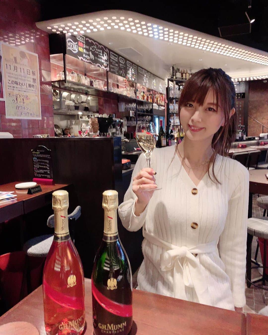 のインスタグラム：「お仕事帰りにMARUGO SHINBASHIで女子会☺  Mummに彫られた赤いリボンが可愛いし飲みやすいからおすすめ☺☺️🌹 * * 本当飲みやすいし美味しい〜😊💓 フルーティーで炭酸もキツくないから シャンパン苦手な人でも飲めちゃうと思う〜¨̮♡︎ 乾杯に凄く合うmumm🥂🥂🥂 * * ✼••┈┈┈┈┈┈┈┈┈┈┈┈┈┈┈┈••✼ ワンピース→（@esutoreja ） ✼••┈┈┈┈┈┈┈┈┈┈┈┈┈┈┈┈••✼ * *  #今日のコーデ #mumm #mummgrandcordon #celebration @ghmumm_jpn @esutoreja #esutoreja #エストレジャ #マルゴ新橋 #新橋バー #新橋女子会」