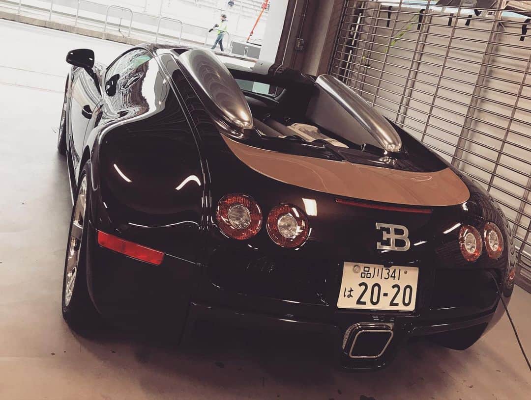 星野奏さんのインスタグラム写真 - (星野奏Instagram)「ブガッティ・ヴェイロンのエルメスモデル✨新車価格3億円だって、、、、🙈 前澤友作さんのコレクション👏👏👏 超高額スーパーカー が集うレースは11月24日（日）13時15分スタートするそうです！ . . #前澤友作スーパーカープロジェクト #スーパーカーフェスティバル #富士スピードウェイ#ブガッティヴェイロン  #エルメスモデル #エルメス #zozo  #mzsupercarproject  #bhauction  #bugatti  #supercar #hermes  #dtm #pupergt #脇阪薫一」11月23日 21時42分 - hoshino_kanade_