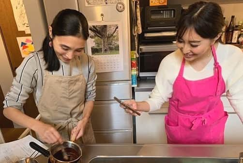 相馬絵美さんのインスタグラム写真 - (相馬絵美Instagram)「思わず写メを撮りたくなるローチョコレート🍫✨ 今日はクロエ's キッチンでローチョコレッスンでした！  サプリ感覚で食べられて、ドキドキや幸せを感じる成分や、酵素ビタミンミネラルも豊富な魔法のおやつ♡  ラベンダーを使ったロートリュフチョコレートも大好評でした✌️ 口に入れた瞬間アロマの香りがふわっと広がります。  今日も楽しかった💖  #ギルトフリー #ギルトフリースイーツ #ロースイーツ #ローフード #ローチョコレート #料理教室 #レッスン受付中 #クロエズキッチン」11月23日 21時44分 - somaemi