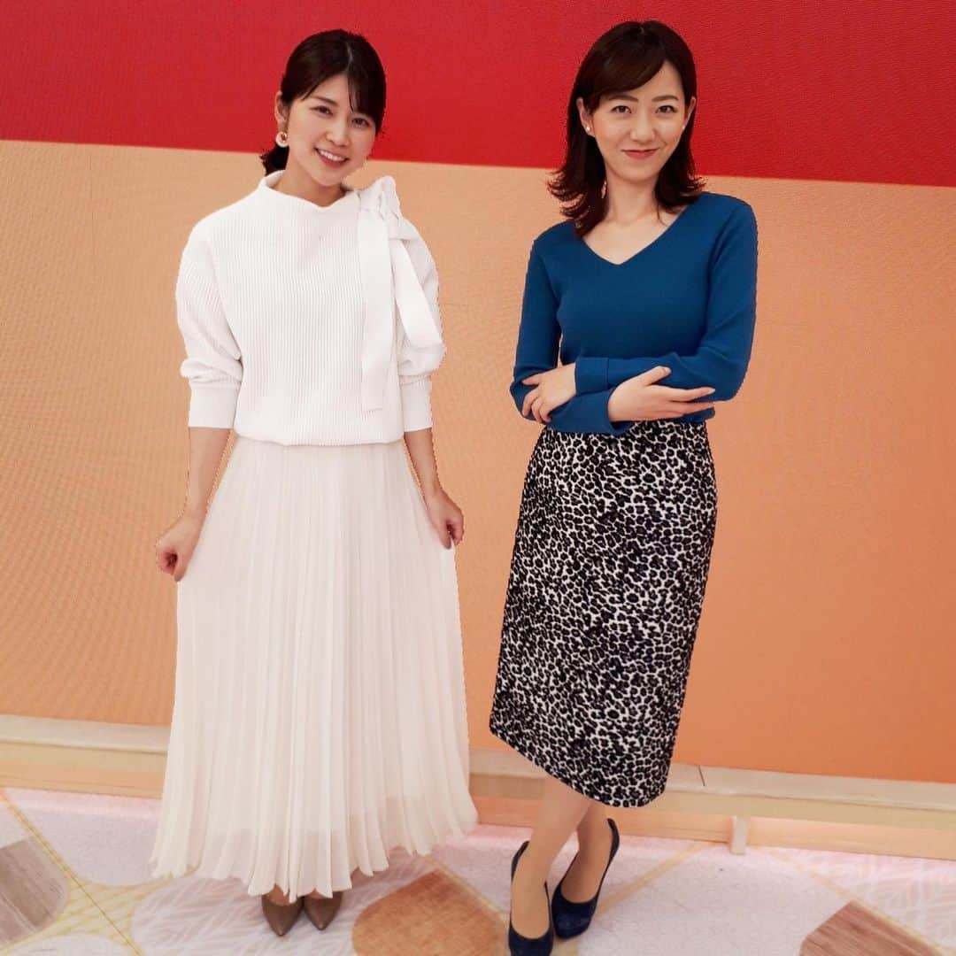 フジテレビ「プライムニュース イブニング」さんのインスタグラム写真 - (フジテレビ「プライムニュース イブニング」Instagram)「きょう11月23日は 『勤労感謝の日』ですが、﻿ 『お赤飯の日』でもあるんだとか。﻿ 放送が終わったこの時間、﻿ ちょうどお腹が空き始めるんですよね🤤。﻿ いただきまーす😋。﻿ ﻿ さて、 本日の内田アナの衣裳(スカート)、﻿ 今年の秋冬流行の『攻め柄』❗️❗️﻿ ポーズもちょっと攻めた？らしいです😁。﻿ ﻿ あすも番組を宜しくお願いします🤗。﻿ ﻿ #竹内友佳﻿ トップス @cast_colon﻿ スカート #brahmin @brahmin_fsf﻿ アクセサリー #お世話や @osewaya_official﻿ #奥寺健 @fujitv_announcer﻿ ﻿#内田嶺衣奈 @reina.uchida﻿ トップス、スカート #tonal @tonal_official﻿ ﻿ #11月23日 #勤労感謝の日 #お赤飯の日﻿ #今年最後の祝 #攻め柄 #アニマル柄﻿ #サザエさんウィーク #放送50周年﻿ #加藤綾子 #風間晋 #木村拓也 #酒井千佳﻿ #荘口彰久 #副島淳 #福原直英 #佐々木恭子﻿ #小澤陽子 #海老原優香 #安宅晃樹 ﻿ #フジテレビ #アナウンサー﻿ #ライブニュースイット」11月23日 21時49分 - livenews_it