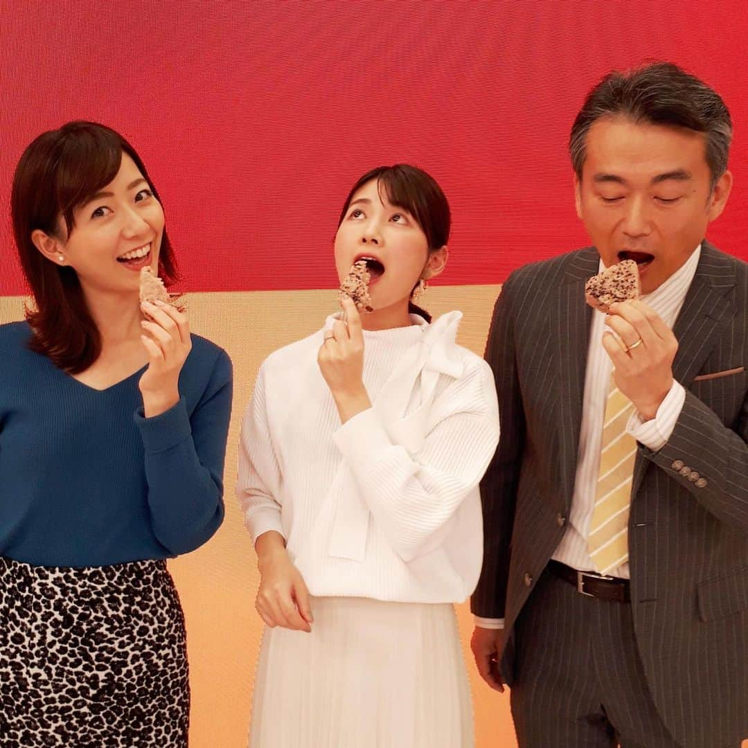 フジテレビ「プライムニュース イブニング」さんのインスタグラム写真 - (フジテレビ「プライムニュース イブニング」Instagram)「きょう11月23日は 『勤労感謝の日』ですが、﻿ 『お赤飯の日』でもあるんだとか。﻿ 放送が終わったこの時間、﻿ ちょうどお腹が空き始めるんですよね🤤。﻿ いただきまーす😋。﻿ ﻿ さて、 本日の内田アナの衣裳(スカート)、﻿ 今年の秋冬流行の『攻め柄』❗️❗️﻿ ポーズもちょっと攻めた？らしいです😁。﻿ ﻿ あすも番組を宜しくお願いします🤗。﻿ ﻿ #竹内友佳﻿ トップス @cast_colon﻿ スカート #brahmin @brahmin_fsf﻿ アクセサリー #お世話や @osewaya_official﻿ #奥寺健 @fujitv_announcer﻿ ﻿#内田嶺衣奈 @reina.uchida﻿ トップス、スカート #tonal @tonal_official﻿ ﻿ #11月23日 #勤労感謝の日 #お赤飯の日﻿ #今年最後の祝 #攻め柄 #アニマル柄﻿ #サザエさんウィーク #放送50周年﻿ #加藤綾子 #風間晋 #木村拓也 #酒井千佳﻿ #荘口彰久 #副島淳 #福原直英 #佐々木恭子﻿ #小澤陽子 #海老原優香 #安宅晃樹 ﻿ #フジテレビ #アナウンサー﻿ #ライブニュースイット」11月23日 21時49分 - livenews_it