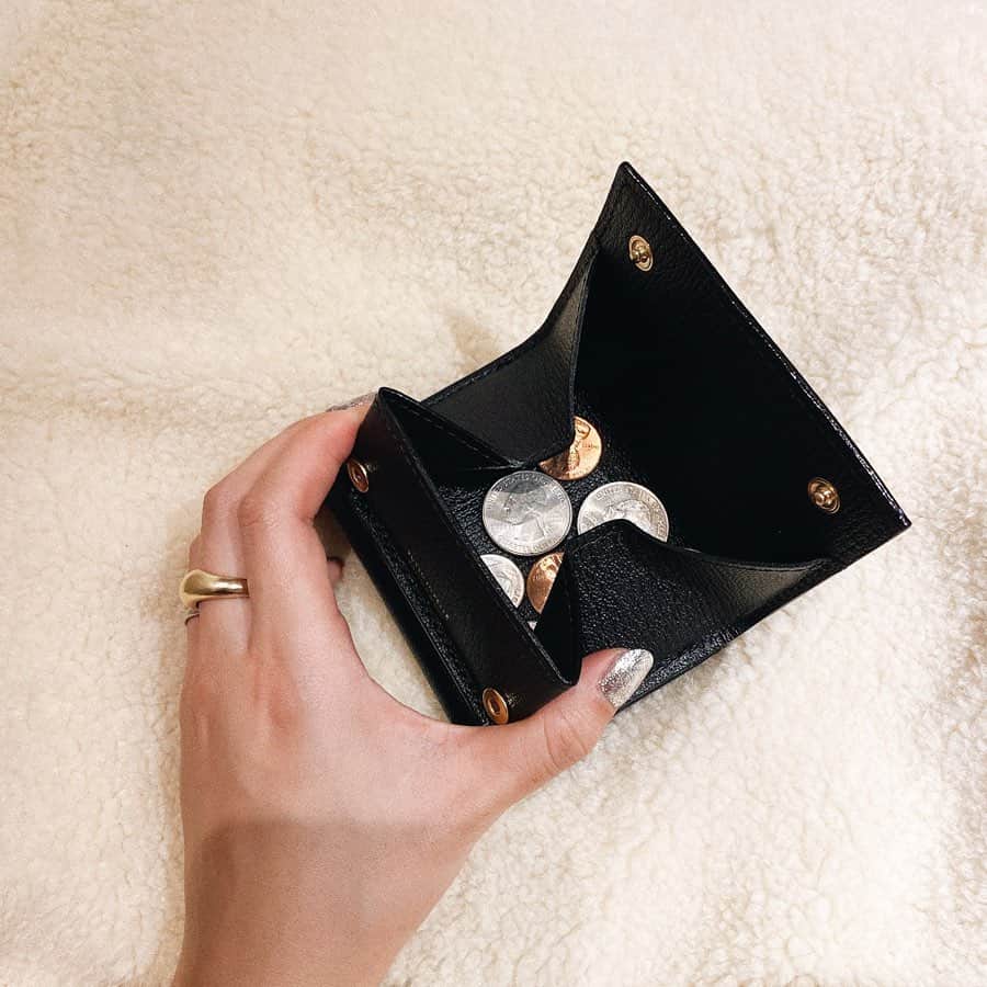 井村亜里香さんのインスタグラム写真 - (井村亜里香Instagram)「小さいBAGの時に入れやすい お財布をずっと探していて ベストなブランドをやっと見つけた❤︎ @larcobaleno_official の 三つ折りミニウォレット。 ・ カードも収納できるし小銭が見やすくて お気に入り。 本当使いやすくて 友達に勧めまくってるお財布💯 ・ #larcobaleno#gift#italia#wallet#purse #ラルコバレーノ#イタリア#財布 #ギフト#黒財布#さいふ#財布新調  #バッグの中身」11月23日 21時49分 - arika_imura