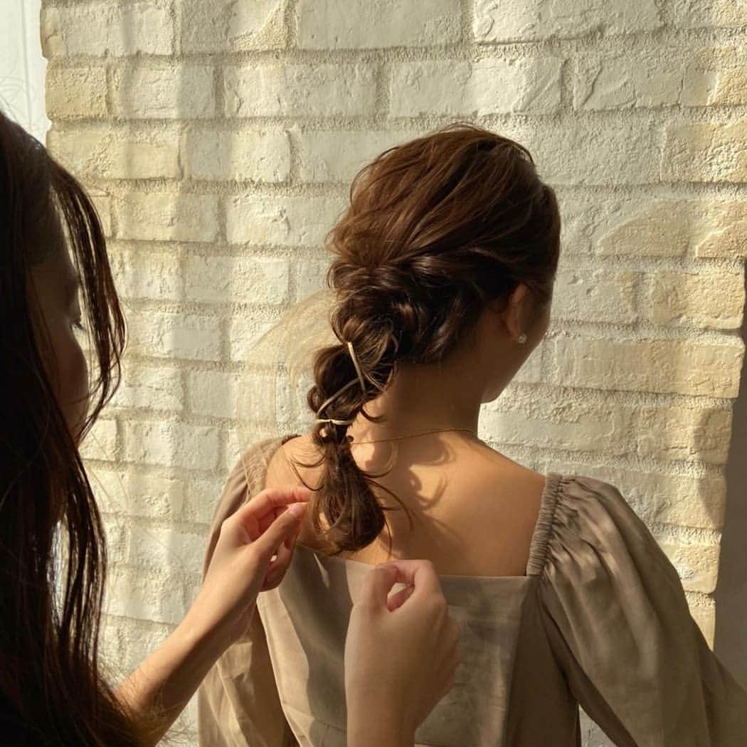伊原葵さんのインスタグラム写真 - (伊原葵Instagram)「Hair arrange🌷🌷 たくさん詳細を見せてくださいって きてためぐみさんの結婚式のヘアセットはわたしの大好き　@mika.i.0410 に 可愛くセットしてもらいました💗 . 髪が延びたので編みおろしで、 石森さんにお任せ～！！ 私はすっきりスタイルできれいさを 残しつつ、紐とかつかって少しカジュアルにするのがよかったから 後れ毛とかはださなかったよ👌 めっちゃ可愛くて外すのイヤやった😭 みんなにも褒められた☺️☺️ さすが石森さん☝️関西の方は石森さんにお願いしてみて🐱💕 カットもずっとお願いしてた♡ ゆる～く、ホントに可愛いから😂 . 出会った頃は高校2年生。 モデルをするきっかけをサポートして くれた石森さん☺️本当に感謝。 そんなきっかけを作ってくれたボス👨🏼 @kawasekensuke さんも朝から 来てくれて嬉しかった～😆✌️ Leeのみんな変わらずで❤️❤️ なんだか懐かしくて長くなっちゃったけど、とりあえずみんなに 会えたし可愛くしてもらって Happyでした♡♡Thanks😘❤️ . . #hairarrange」11月23日 21時50分 - aoi186