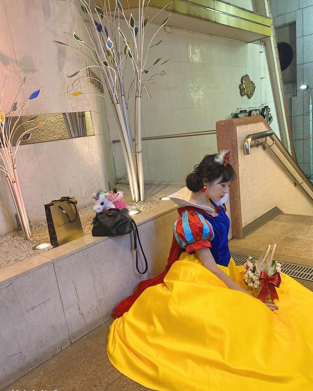 たけうち亜美さんのインスタグラム写真 - (たけうち亜美Instagram)「地べたにすとんと座ってるの覚えてない。 　#キンコンカ　のBDイベントで 白雪姫やりました🍎 パニエおっきくてグラスが数個餌食になってたみたいでごめんなさい。 楽しかったな‼️ #六本木　#瀬里奈グループ」11月23日 21時54分 - ami_takeuchi11