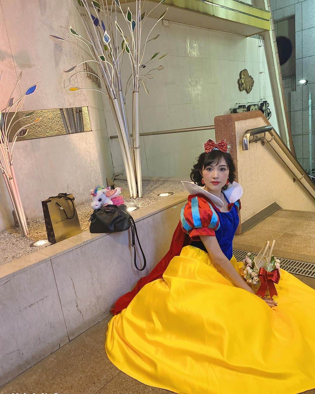 たけうち亜美さんのインスタグラム写真 - (たけうち亜美Instagram)「地べたにすとんと座ってるの覚えてない。 　#キンコンカ　のBDイベントで 白雪姫やりました🍎 パニエおっきくてグラスが数個餌食になってたみたいでごめんなさい。 楽しかったな‼️ #六本木　#瀬里奈グループ」11月23日 21時54分 - ami_takeuchi11