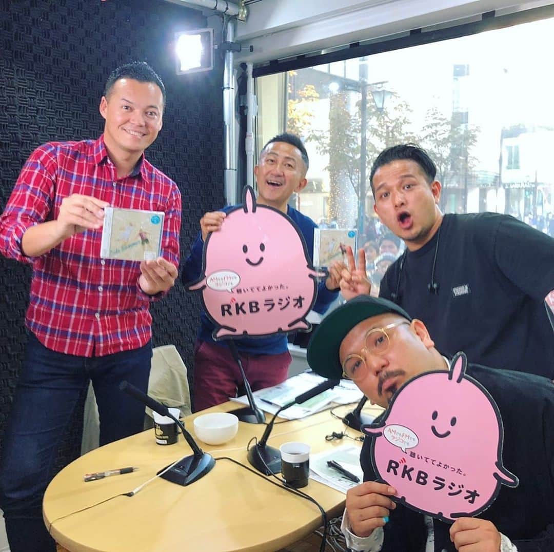 三好ジェームスのインスタグラム：「久しぶりにD-51の二人と再会！  懐かしいなぁ！  デビュー15周年ツアーの最中！ 明日は福岡市でライブとのこと🎤  今日はrkbラジオの土曜deアミーゴに遊びにきてくれました！  やっちゃんが同級生ということもあって学生時代から知ってるけど、今日はかなり久しぶりに会えました！  #D-51#D51#やす#ゆう#土曜deアミーゴ#rkbラジオ#再会#久々#沖縄出身#ウチナー#同郷の旧友は久しぶりに会っても自然体」