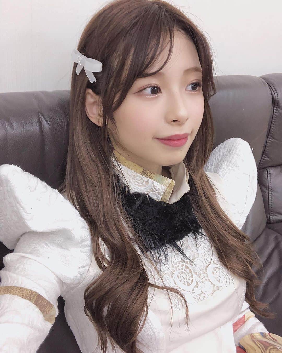 川崎ひかるのインスタグラム：「過去写真🌟前髪なし🌟 . #シースルーバング を長めに伸ばしててどっちもいけるようにしてたよ！！💫 . . 意外と好きな人多そう…どうかな… . この衣装もうすでに懐かしい💕 肩すごい！ってよく言われてた🤣 . . . #daily #dailylook #selfie #selca #ootd #데일리 #데일리룩 #셀카그램 #셀카 #셀피 #오오티디 #팔로우 #自撮り #アイドル」
