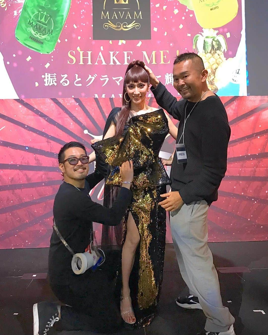 ゆしんさんのインスタグラム写真 - (ゆしんInstagram)「． 最高のチームで挑みました。 魔法のようなメイクで別人にしてくれた @groundcover_onishi ちゃん‼︎ 急遽お願いをして想像を遥かに超えたドレスを短期間で作ってくれた @vivianosue @houseofvivianosue ‼︎ 二人の魔法にかけられて、いやぁ自分で言っちゃう。 ほんまに綺麗になれたわ〜笑‼︎ そして最初から関わってくれた @yuta_with_fashion ‼︎感謝です。 ラブなみんな本当にありがとう❤️😭 ． @miqjapan @missinternationalqueen #missinternationalqueen #japan」11月23日 21時57分 - yushin0725