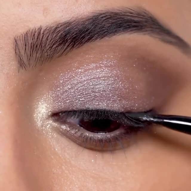 のインスタグラム：「Get shimmering ombre eyes In A Flash.  @BBpro_HollieOlivia Uses: In A Flash Eye Shadow Palette Long-Wear Gel Eyeliner  Smokey Eye Mascara  #bobbibrown #holidaybeauty #shimmereyeshadow #eyes #beautytrends #smokeyeye #silvereye #silvereyeshadow #eyeshadowpalette #easymakeup」