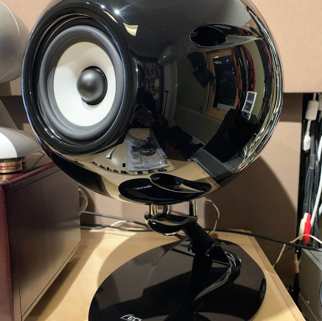 篤志のインスタグラム：「ツアーから帰ったら届いてました、ECLIPSE TD510mk2！１０年ぶり？くらいにメインスピーカー入れ替えました。いいよぉタイムドメイン。このサイズだから低音は。。。なんて思ってたけどウチでは必要十分鳴ってます。めっちゃ見えるよぉ〜！メーカー担当さんはエージング後(100h)がより良いなんて話もされてたので今後も楽しみ！いいよぉ〜タイムドメイン！ #タイムドメイン　#イクリプス　#eclipse #densoten」