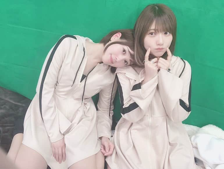 山田麻莉奈さんのインスタグラム写真 - (山田麻莉奈Instagram)「. . 事務所の先輩。 そしていっしょのおうちに住んでる 小坂井祐莉絵先輩。 (@yurie_kozakai0706 ) ぺっぺちゃんて呼んでます🧸 . 先月から2人のニコ生始まって この前お揃いのお洋服着て配信しました🧸 (お洋服タグ付けしてまふ！) . 毎回ゆるゆるの配信で スタジオもお部屋感あってたのしい🧸🧸 そんな２人なのですが 12月1日、北九州にお邪魔します。 福岡嬉しい。 公開収録？になるのですが変わらず ゆるゆるたのしくなると思いますたのしみましょう＾＾笑 詳細はまた今度載せます！！ . .」11月23日 22時11分 - marina.yamada_324