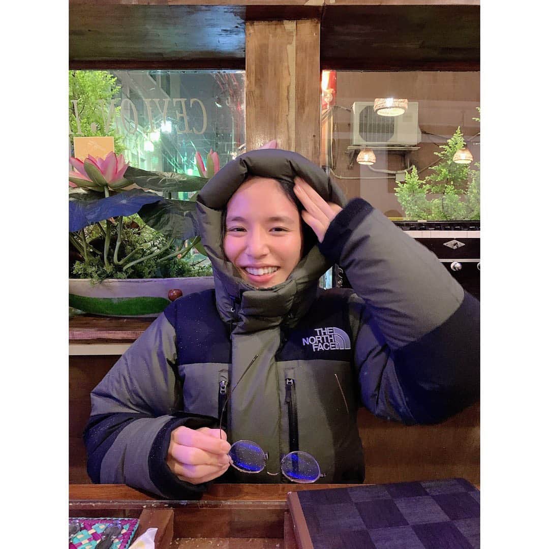 生越千晴のインスタグラム：「. だいすきなカリカリゴーヤサラダを食べに行くため、もうマックス着を着てしまった。。やってしまった。。しばらく天気悪いのね。。🌧おでこ。」
