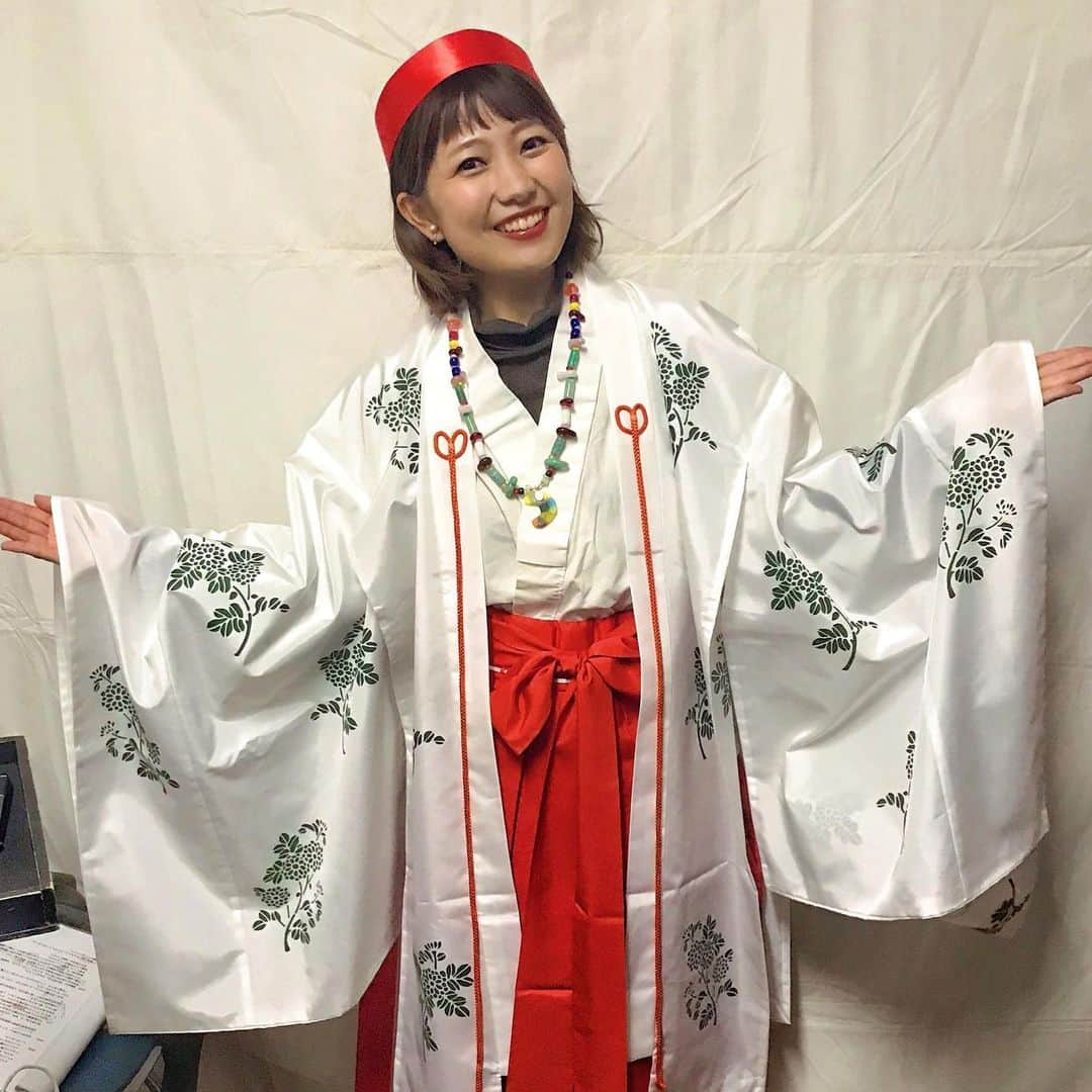 川崎優さんのインスタグラム写真 - (川崎優Instagram)「. . 筑後七国、#卑弥呼の火祭り　の影MCをさせていただきました！伝統芸能や伝統行事をギュッと詰め込んだステージ✨ . フラダンス、歌、ブラスバンド、お囃子、そして一糸乱れぬ和太鼓のパフォーマンスにも鳥肌が立つくらい圧倒されました👏 . わたしの人生で卑弥呼様になる日が来ると思わず、嬉しくもあり…ラストはこの姿でご挨拶しました🙇‍♀️『私が卑弥呼でございます』を体に染み込ませました。 . ゆったりとした時間が流れる筑後。青々と広がる田んぼや畑がとても綺麗で癒されます。 来年も筑後七国が、 実り多き年になることを祈って…🌾 . みなさまお疲れ様でした！ . #去年は卑弥呼役がスザンヌさんだったそう #なんだかほんのり申し訳無かったが #みなさまとても優しかった #これからも心を込めてコツコツ前進します」11月23日 22時21分 - yuu__noir