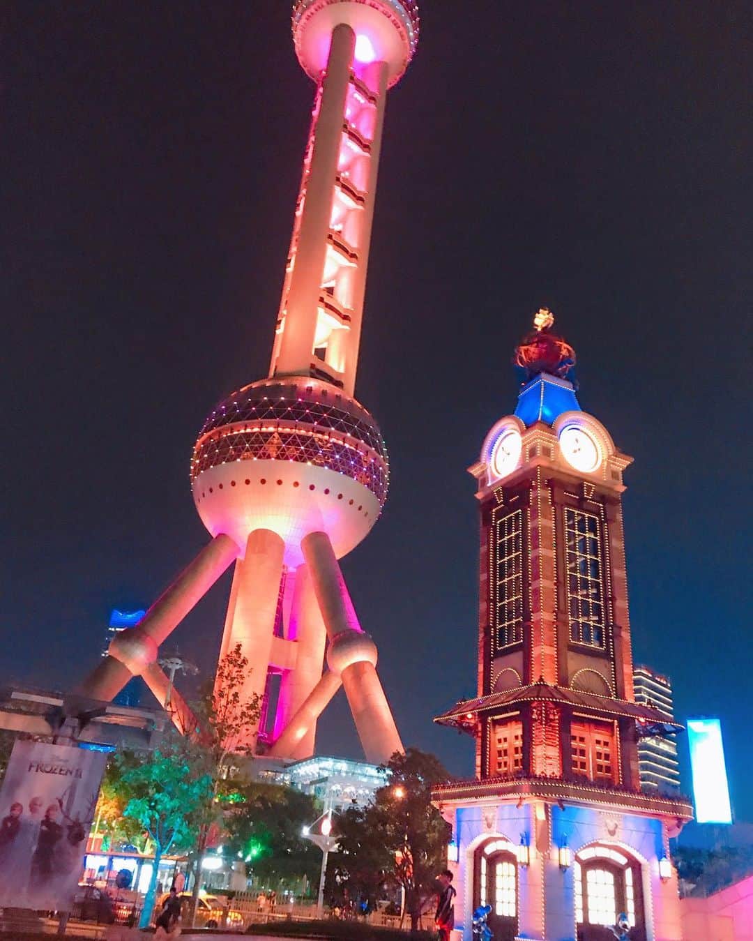 DJ MIYAさんのインスタグラム写真 - (DJ MIYAInstagram)「こんばんわぁ❤️❤️❤️ディズニー好きなひとたちにおすすめの、陆家嘴にある、上海ディズニーストアは、世界最大規模の公式shopなのー💗 . 真ん中に、アナ雪のお城があったからパチリ💗❤️❤️ . . .  今回は、滞在していたGrand Hyatt Shanghaiからも5分くらいの所にある、世界最大規模といわれる、このDisney Store Shanghai❤️ アナ雪の巨大なスノーボールが入り口にあったり、ディズニーランドみたいにお城が中央にあるのは初めてー！⭐︎ . .  楽しかったー！minney mouseの可愛いの❤️買ったよぉ❤️momとsisにも⭐︎ . 夜行ったけど入場制限があるので、ちょっとだけ並びました💗 . 行ってみてね❤️ .  #アナと雪の女王  #陸家嘴 #正大广场 #ディズニーストア #迪士尼乐园商店  #ディズニーランド上海 #ディズニー  #上海ホテル　#上海旅行　#上海 #上海観光　#旅好き　#上海女子旅 #旅インスタグラマー　#インスタグラマー　#中国旅行 #金茂大厦 #トラベラー　#一人旅　#今日のコーデ #ファッショニスタ　#旅ブロガー　#ブロガー　#浦東 #旅行大好き  #マイトリップmiya #ミニーちゃん #ファッションブロガー #ディズニー大好き #上海ディズニー」11月23日 22時14分 - dj_miya