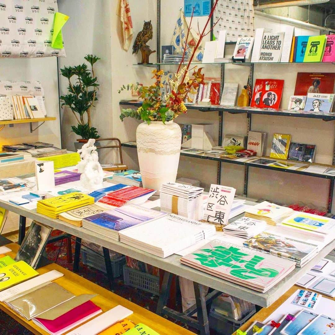 RIKAPEPEのインスタグラム：「今年も @brickandmortar_nakameguro さんで開催されるZINE SONIC。2017年のZINE SONICで酒井恵理さんに出逢い、2018年にはZINEをご一緒していただき、2019年には代官山 蔦屋書店でライブ開催の夢が叶いました。2020年は、このZINEからの広がりが楽しみです❣️ ・ ・ #zinesonic  #zinesonic2019 #brickandmortar  #中目黒 #zine」