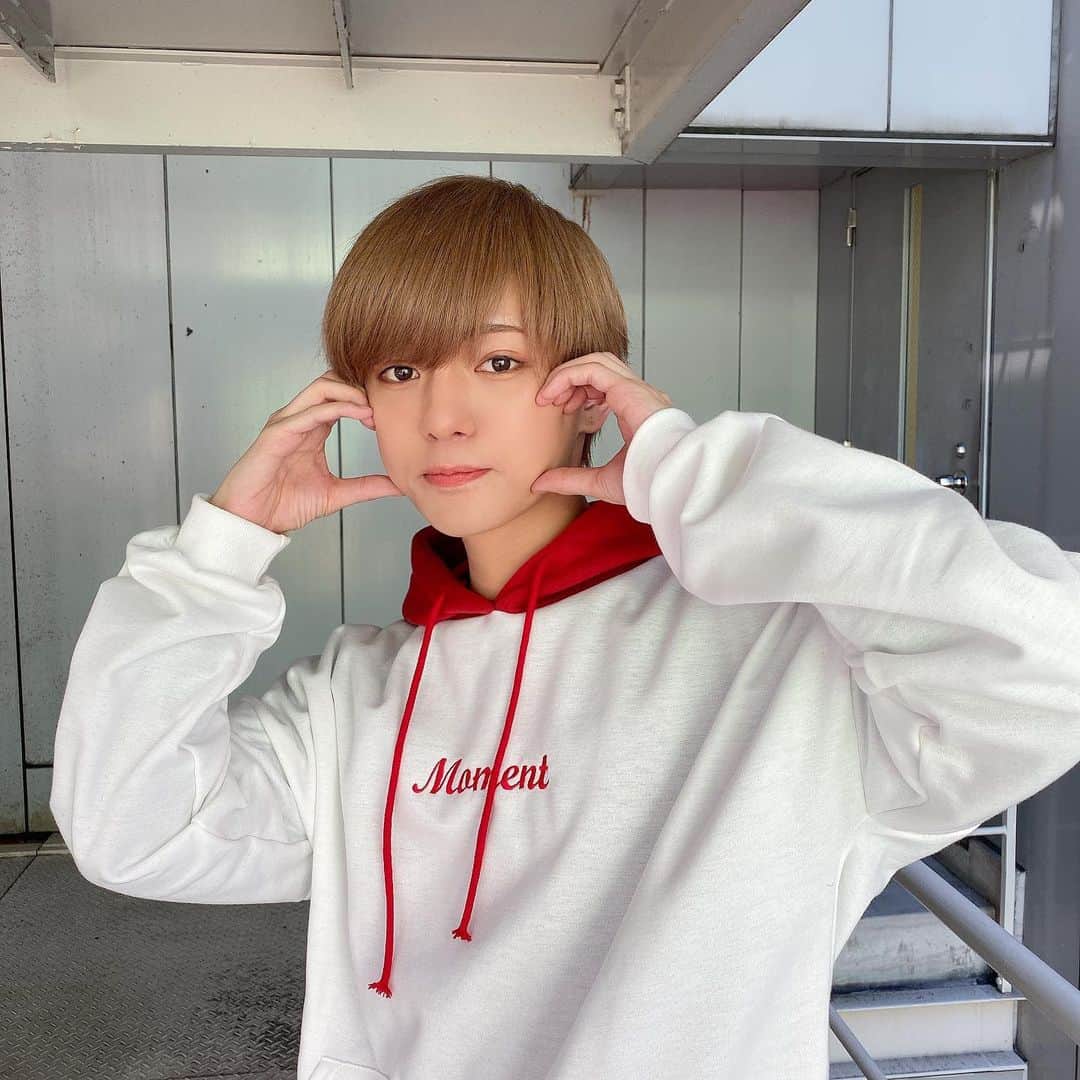 こんどうようぢのインスタグラム：「얼굴 하트❤️ なんか今日めちゃ二重幅 広くなってしまった。 不安定な二重が続いてる〜  そして今日大阪ありがとう！ 次はPHOTOBOOKの発売記念イベントね！ 東京は1.26 HMV渋谷 大阪は2.2 HMV心斎橋。 詳細はTwitter見てほしいどす。 ぜひ、予約してください。  #얼굴하트」