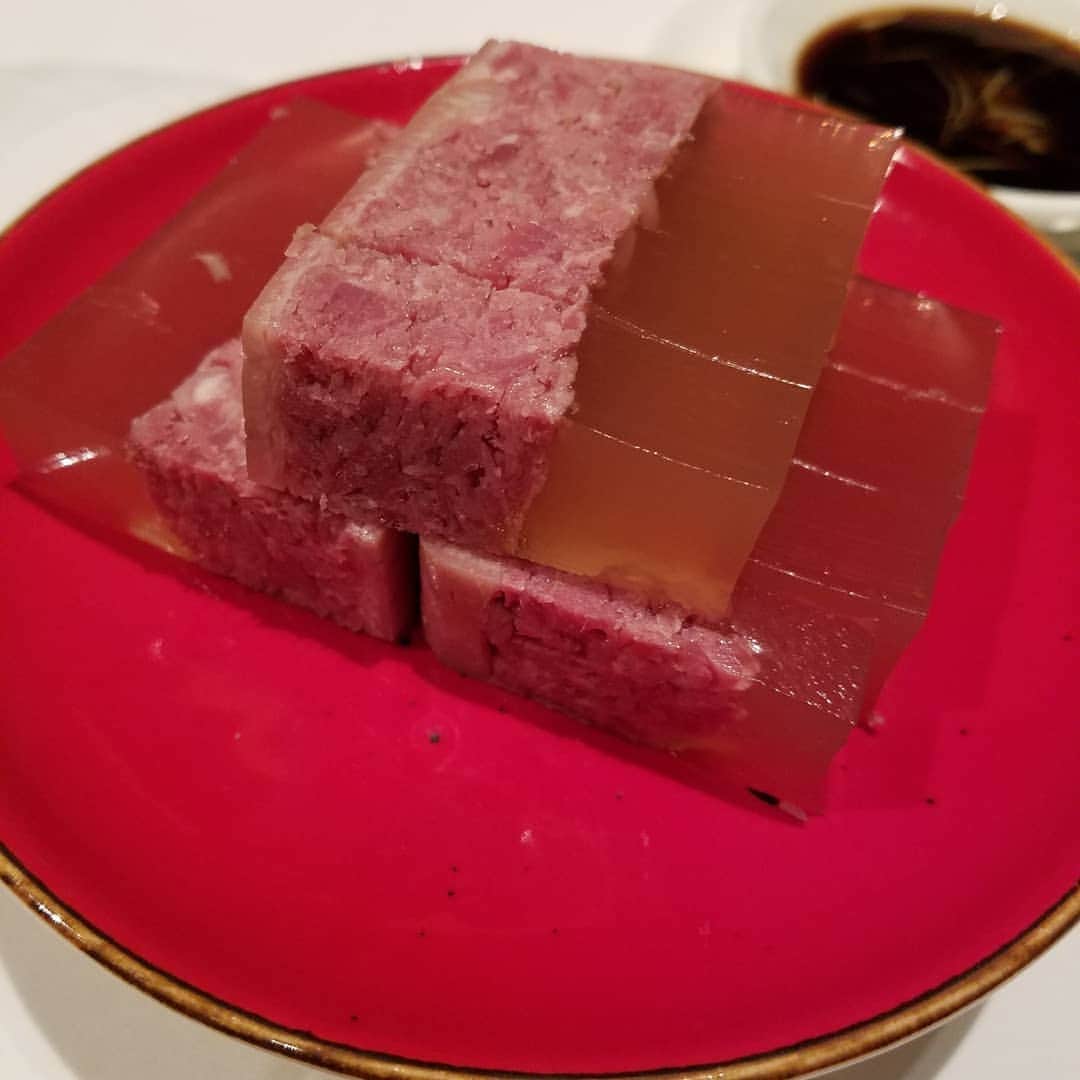 勝田一樹のインスタグラム：「香港ハイエンド中華料理✨ 洗練されてますね✴️ 素晴らしい🎵  #勝田めし #勝田一樹  #kazukikatsuta  #香港中環  #夏宮」