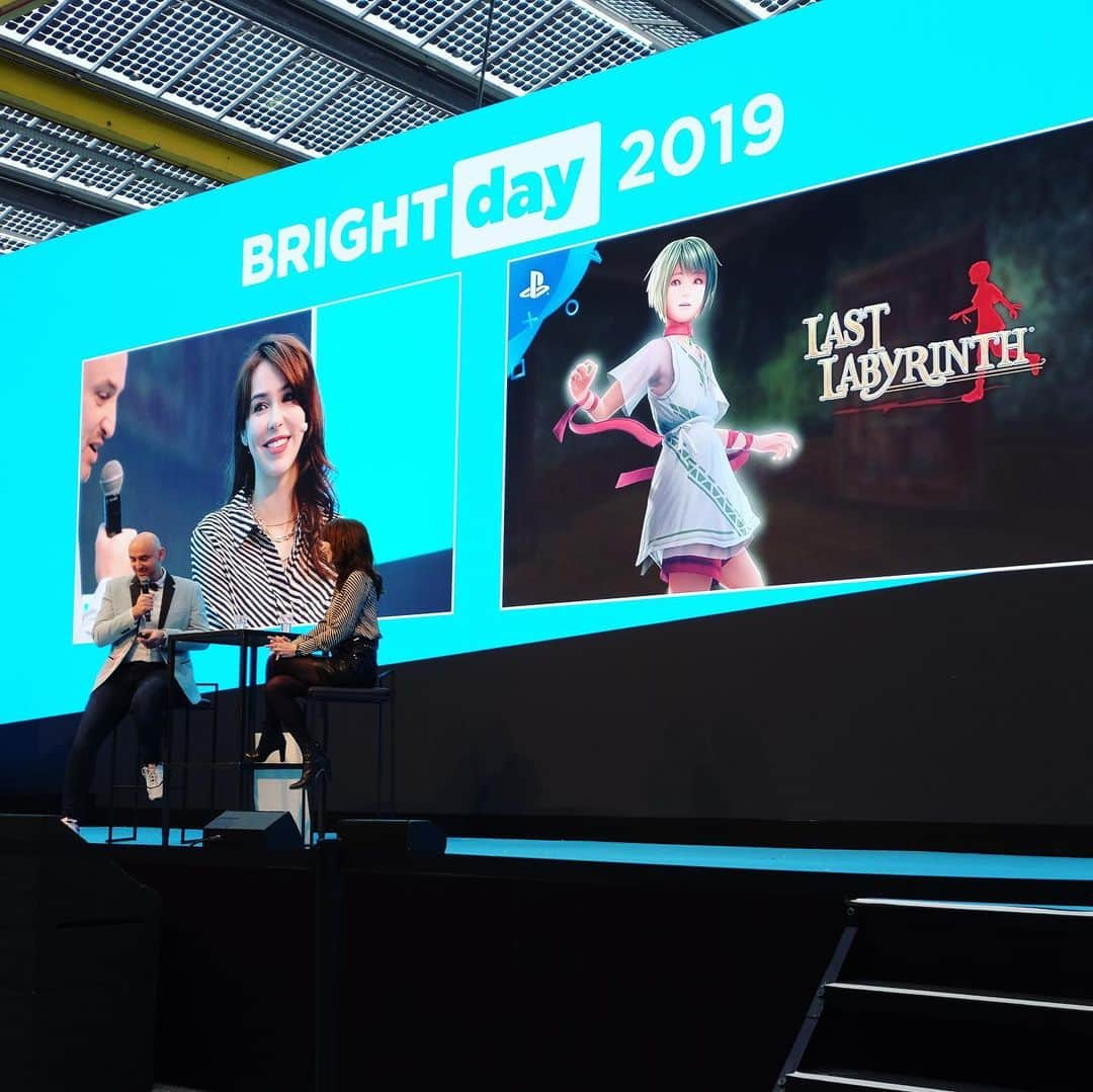 ステファニー・ヨーステンさんのインスタグラム写真 - (ステファニー・ヨーステンInstagram)「At Bright Day now! @bright_nl  Come see my talk show with host @janmeijroos on the main stage at 14:55 and 19:55 👀 #brightday2019 #expohaarlemmermeer #brightstage #lastlabyrinth Photo by @mickymactroy」11月23日 22時24分 - stefaniejoosten