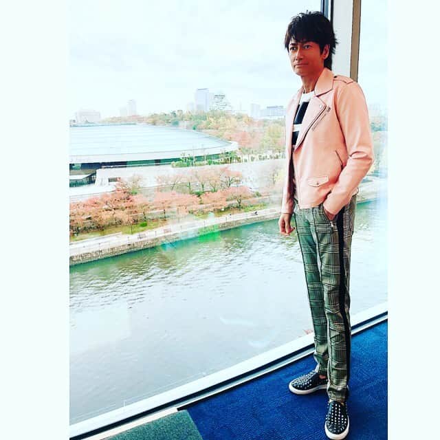 マイケル富岡のインスタグラム：「素敵な紅葉を背景に…本番 行ってきます♡ #マイケル富岡 #俳優 #タレント #紅葉 #大阪 #大阪城 #大阪城ホール #shooting #actor #actorslife #osaka #osakacastle #love #autumn #fall #colors #leaves #bigcity #ピンク #ピンク好き #ライダーズ #番組 #収録」