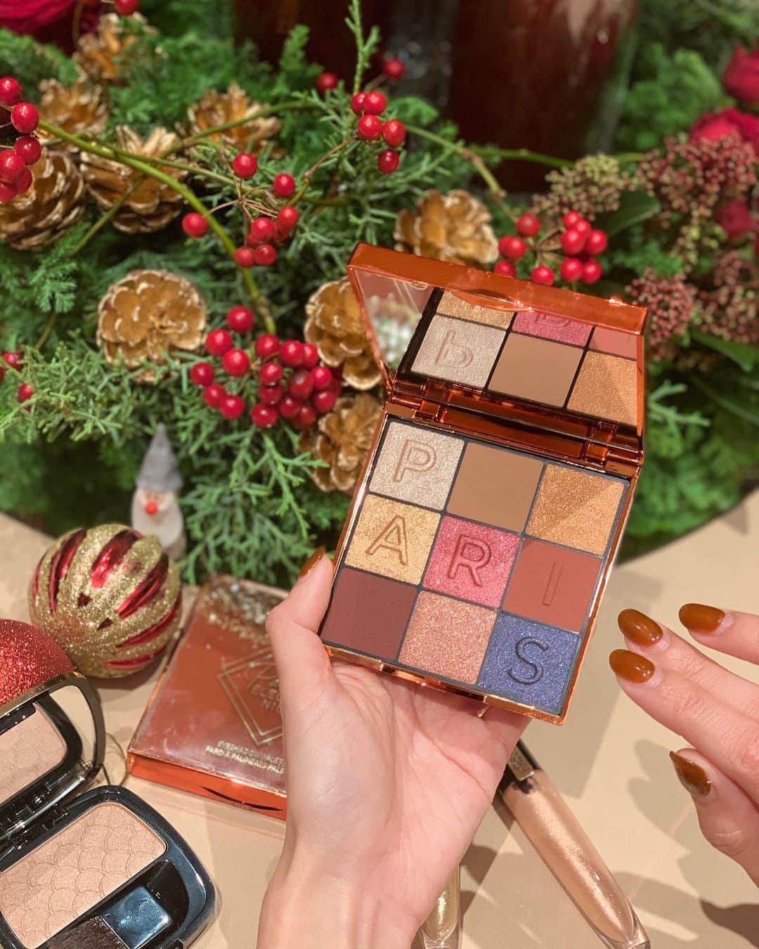 神林真里さんのインスタグラム写真 - (神林真里Instagram)「L'OREAL PARIS﻿ HOLIDAY COLLECTION﻿ PARIS ELECTRIC NIGHTS🌟🎁🎄﻿ ﻿ ロレアルのホリデーコレクションが最高に可愛いよ😍😍﻿ ﻿ 今回はイベントにご招待していただき、使い方をレクチャーしていただいてタッチアップしてみたんだけれど、﻿ トレンドのオレンジ赤系キラキラアイメイクができるアイパレット、マットリップと重ねるキラキラグロスがまさに今の気分にぴったりなの🌟🌟﻿ ﻿ アイメイクとリップが濃い目のときは、チークの代わりにこの肌馴染みの良いカラーのラメ入りブラッシュを使うと全体のバランスが良くなっていい感じでした🙆‍♀️💗 ﻿ Thanks @loreal ﻿ ﻿ ﻿ ﻿ ちなみにこの加工は、@123presets のBROWNIE(1枚目)とMINIMAL(2枚目)のプリセットをLightroomに入れて加工しているよ✔️﻿ (3枚目が加工なし。)﻿ ﻿ 海外のインスタグラマーみたいな加工になっておすすめ✌️✌️💗﻿ 購入するときディスカウントコードを使うとお得だよ！﻿ ◾️30%off Discount Code: ﻿ 【SAVE30】﻿ ﻿ ﻿ ﻿ ﻿ ﻿ ﻿ ﻿ ﻿ ﻿ #loreal #makeup #cosmetics #eyeshadow #lips #123presets #lightroom #lightroompresets #ロレアル #ホリデーコレクション #限定コスメ #クリスマスコスメ #キラキラメイク #プリセット #加工方法 #lightroom加工 #maripo_makeup」11月23日 22時26分 - maripo_jp