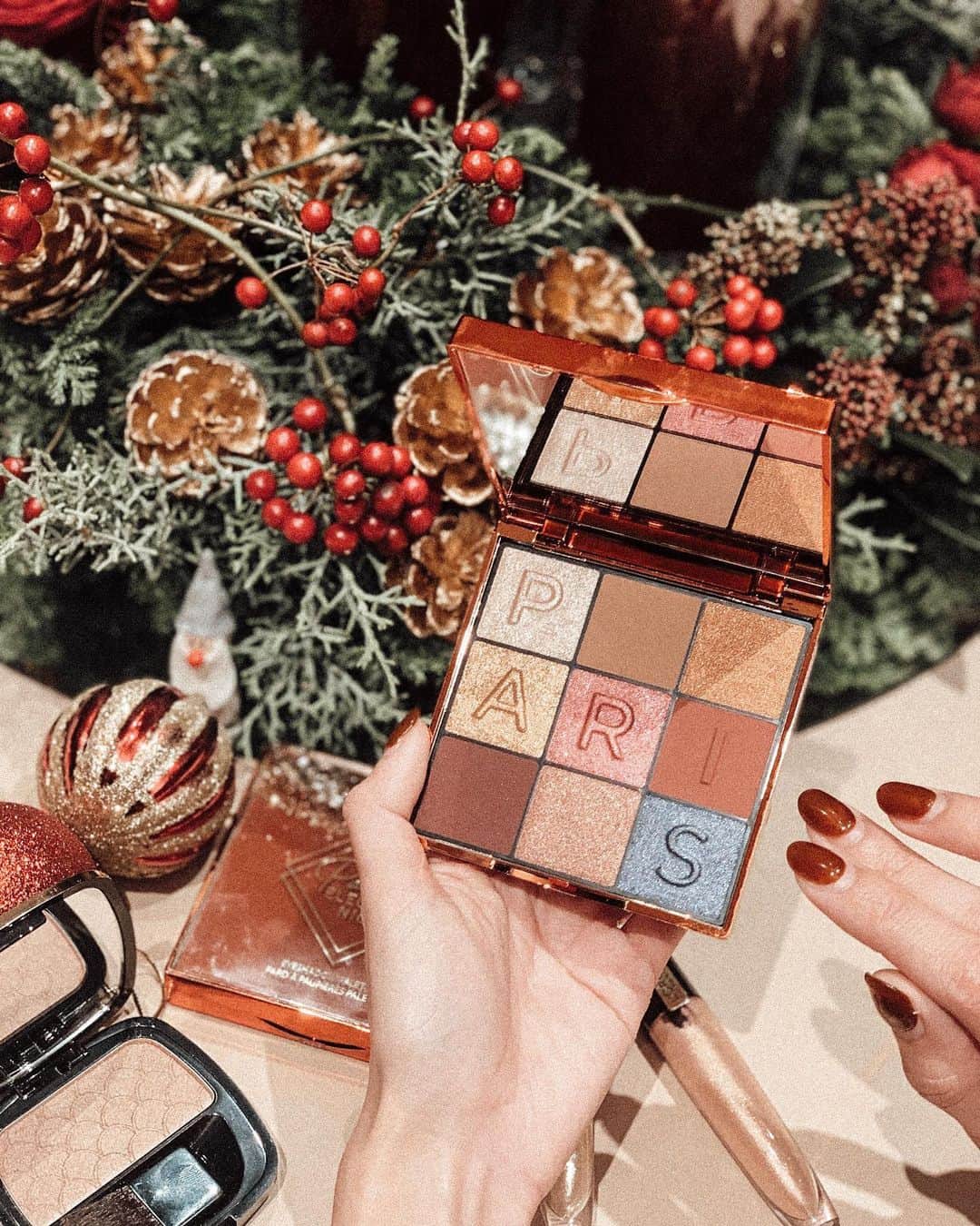 神林真里さんのインスタグラム写真 - (神林真里Instagram)「L'OREAL PARIS﻿ HOLIDAY COLLECTION﻿ PARIS ELECTRIC NIGHTS🌟🎁🎄﻿ ﻿ ロレアルのホリデーコレクションが最高に可愛いよ😍😍﻿ ﻿ 今回はイベントにご招待していただき、使い方をレクチャーしていただいてタッチアップしてみたんだけれど、﻿ トレンドのオレンジ赤系キラキラアイメイクができるアイパレット、マットリップと重ねるキラキラグロスがまさに今の気分にぴったりなの🌟🌟﻿ ﻿ アイメイクとリップが濃い目のときは、チークの代わりにこの肌馴染みの良いカラーのラメ入りブラッシュを使うと全体のバランスが良くなっていい感じでした🙆‍♀️💗 ﻿ Thanks @loreal ﻿ ﻿ ﻿ ﻿ ちなみにこの加工は、@123presets のBROWNIE(1枚目)とMINIMAL(2枚目)のプリセットをLightroomに入れて加工しているよ✔️﻿ (3枚目が加工なし。)﻿ ﻿ 海外のインスタグラマーみたいな加工になっておすすめ✌️✌️💗﻿ 購入するときディスカウントコードを使うとお得だよ！﻿ ◾️30%off Discount Code: ﻿ 【SAVE30】﻿ ﻿ ﻿ ﻿ ﻿ ﻿ ﻿ ﻿ ﻿ ﻿ #loreal #makeup #cosmetics #eyeshadow #lips #123presets #lightroom #lightroompresets #ロレアル #ホリデーコレクション #限定コスメ #クリスマスコスメ #キラキラメイク #プリセット #加工方法 #lightroom加工 #maripo_makeup」11月23日 22時26分 - maripo_jp