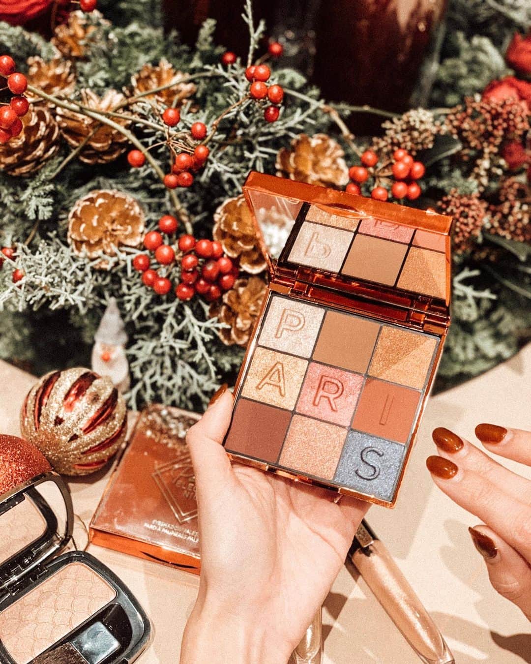 神林真里さんのインスタグラム写真 - (神林真里Instagram)「L'OREAL PARIS﻿ HOLIDAY COLLECTION﻿ PARIS ELECTRIC NIGHTS🌟🎁🎄﻿ ﻿ ロレアルのホリデーコレクションが最高に可愛いよ😍😍﻿ ﻿ 今回はイベントにご招待していただき、使い方をレクチャーしていただいてタッチアップしてみたんだけれど、﻿ トレンドのオレンジ赤系キラキラアイメイクができるアイパレット、マットリップと重ねるキラキラグロスがまさに今の気分にぴったりなの🌟🌟﻿ ﻿ アイメイクとリップが濃い目のときは、チークの代わりにこの肌馴染みの良いカラーのラメ入りブラッシュを使うと全体のバランスが良くなっていい感じでした🙆‍♀️💗 ﻿ Thanks @loreal ﻿ ﻿ ﻿ ﻿ ちなみにこの加工は、@123presets のBROWNIE(1枚目)とMINIMAL(2枚目)のプリセットをLightroomに入れて加工しているよ✔️﻿ (3枚目が加工なし。)﻿ ﻿ 海外のインスタグラマーみたいな加工になっておすすめ✌️✌️💗﻿ 購入するときディスカウントコードを使うとお得だよ！﻿ ◾️30%off Discount Code: ﻿ 【SAVE30】﻿ ﻿ ﻿ ﻿ ﻿ ﻿ ﻿ ﻿ ﻿ ﻿ #loreal #makeup #cosmetics #eyeshadow #lips #123presets #lightroom #lightroompresets #ロレアル #ホリデーコレクション #限定コスメ #クリスマスコスメ #キラキラメイク #プリセット #加工方法 #lightroom加工 #maripo_makeup」11月23日 22時26分 - maripo_jp