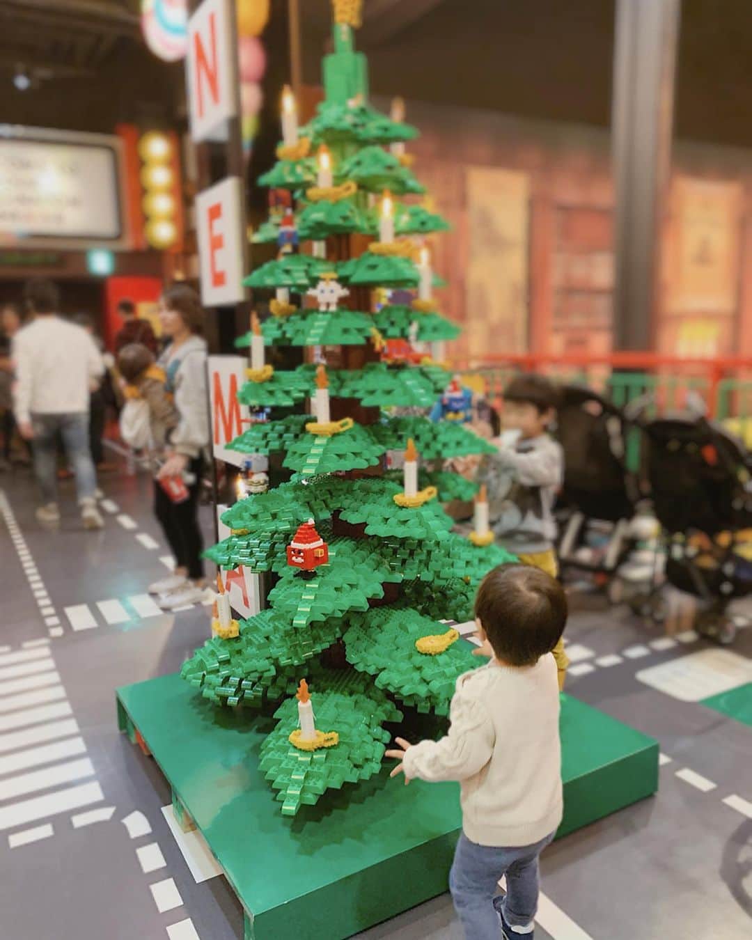 Remiさんのインスタグラム写真 - (RemiInstagram)「Legoland Tokyo Christmas🎁🎄 ずっと行ってみたかったレゴランドinお台場へ。 レゴの世界にどっぷり浸かって、ミニチュアの街並みやアトラクションを満喫🦖♬ 息子は全てが新鮮だったようでレゴ作品の数々に見入っていました😳✨もう少し大きくなったらもっと楽しめるかな👦🏻 ちょうど今日からクリスマスver.になっていてレゴツリーや限定メニューもありました🎄🎅🍗 . 最後の一枚、お気に入り💓. . #レゴランド #レゴランド東京 @ldctokyo #お台場 #子連れお出かけ #レゴクリスマス #legoland #legolandtokyo #LOVETABIMama」11月23日 22時28分 - remi_912