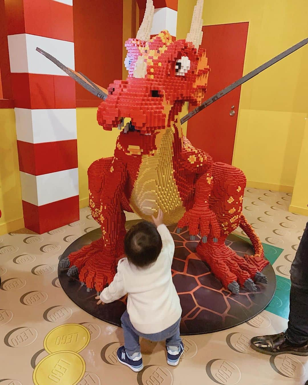 Remiさんのインスタグラム写真 - (RemiInstagram)「Legoland Tokyo Christmas🎁🎄 ずっと行ってみたかったレゴランドinお台場へ。 レゴの世界にどっぷり浸かって、ミニチュアの街並みやアトラクションを満喫🦖♬ 息子は全てが新鮮だったようでレゴ作品の数々に見入っていました😳✨もう少し大きくなったらもっと楽しめるかな👦🏻 ちょうど今日からクリスマスver.になっていてレゴツリーや限定メニューもありました🎄🎅🍗 . 最後の一枚、お気に入り💓. . #レゴランド #レゴランド東京 @ldctokyo #お台場 #子連れお出かけ #レゴクリスマス #legoland #legolandtokyo #LOVETABIMama」11月23日 22時28分 - remi_912