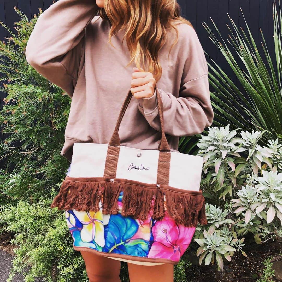 ラレイアのインスタグラム：「🌴 Colleen Wilcoxのボリュームフリンジのトートバッグ😍🧡 こちらは数量限定で売り切りごめんの商品です❤︎ ・ #楽天 お買い物マラソンが絶賛開催中✨ ・ 今ならポイントバック20倍にクーポンも配布中です😊 ・ ・ @laleia_official  @colleenwilcoxgallery_jp  #colleenwilcox#art#hawaii#aloha#surf#beach#laleia#ハワイ#フォトジェニック#インスタ映え#インスタ女子#アロハ#ビーチ#海を感じる雑貨#ラレイア#アート#ビーチガール#サーフスタイル#大人カジュアル#秋#秋コーデ#冬コーデ#バッグ#トートバッグ#コリーンウィルコックス」
