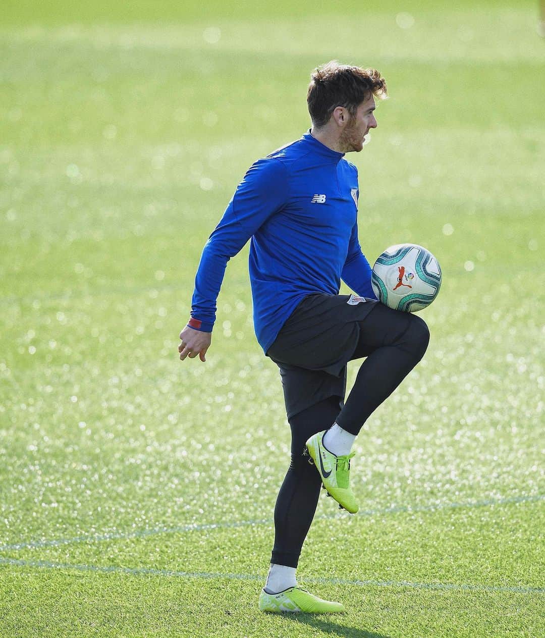 イバイ・ゴメスのインスタグラム：「Último entrenamiento terminado ✅ 🔜 Pamplona 🚌  Aupa @athleticclub ! 🦁🔴⚪️」