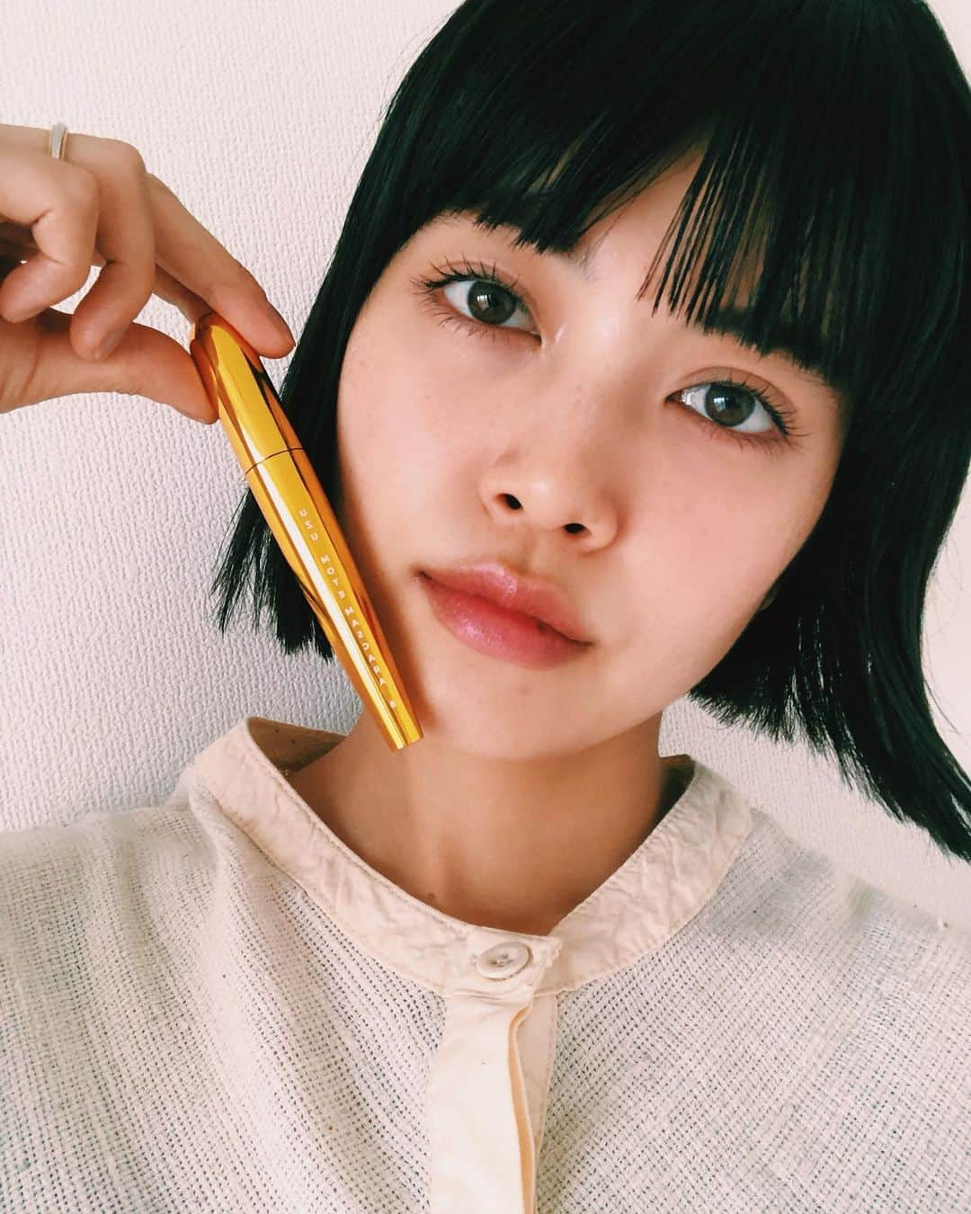 垣内彩未さんのインスタグラム写真 - (垣内彩未Instagram)「最近また、 マスカラを毎日するようになったのですが 最近はUZUの新しいマスカラがお気に入りです。 私がいつも使うのは VOL.8と 下まつげや目尻にMICRO。  とにかく自然に綺麗に簡単に塗れることが 私の中でマスカラは最重要なのですが、 それを叶えてくれる& まつ毛をケアできる成分も入っていて 本当に頼もしい。  ノーテクでハイパフォーマンス、 最高です！  #UZU #MOTEMASCARA #UnframeTheBeauty #FLOWFUSHI #kakiuchiayami_item」11月23日 22時39分 - kakiuchiayami