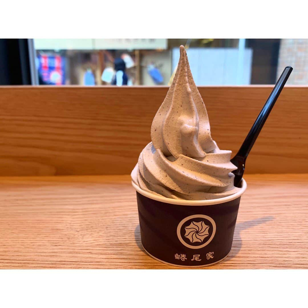 中田奈沙さんのインスタグラム写真 - (中田奈沙Instagram)「The Flavor Of JOY🍦 @ninao.japan 麻布十番の《蜷尾家/NINAO》へ。 日替わりのソフトクリーム2種から 選べます❤️ この日はゴマと抹茶。 どっちも好きで決められず、 店員のお姉さんが好きな方にしました🤣✨ スッキリと甘い＝スキアマを楽しめる 台湾発のソフトクリームは 110種類もあるらしい🤤 目指せ全制覇🤩笑 * #奈沙ログ #奈沙ログin麻布十番 * * #softcream #ninao #theflavorofjoy #sweets #azabujuban #sesame #foodie #foodgasm #foodstagram #foodporn #instafood #icecream #foodpic #gourmet #tokyo #ソフトクリーム #台湾スイーツ #スイーツ #麻布十番 #蜷尾家  #ニナオ #台湾幸福味 #スキアマ #ゴマ #黒ゴマ #デザート #グルメ #アイスクリーム」11月23日 22時39分 - nasa_nakada