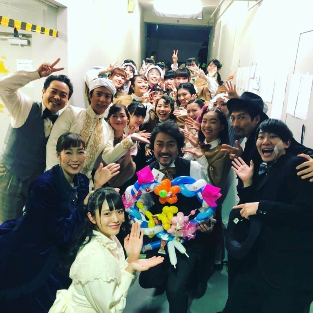 佐藤康恵さんのインスタグラム写真 - (佐藤康恵Instagram)「いよいよ明日は千秋楽❗️❗️❗️ 公演中に菊池まさはるさんのお誕生日🎉で🎂サプライズでヒッキー北風さんが可愛らしいバルーンアートを💖💖💖プレゼント。 私は演者としていれる喜びを感じています🌼二児の母になっても女優は続けたい。 皆さん、これからもずっと^_^ どうぞよろしくお願い致します🥺🥺🥺🌟🌟🌟康恵  さあ、明日の為にも早く寝よ♡ #いよいよ明日は千秋楽 #滝野川会館 #佐藤康恵 #女優で歌手 #モデルでデザイナー #二児のママ #幸せなこと #ありがとう #小公女セーラ #ミュージカル #明日は息子も観に来る #パパも #愛してる #兄弟もだ #みんなにありがとう」11月23日 22時32分 - yasuesato.official