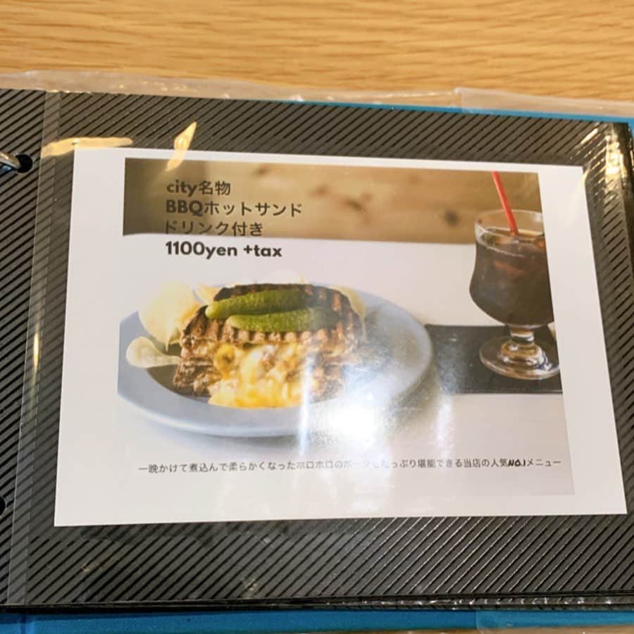 りょうくんグルメさんのインスタグラム写真 - (りょうくんグルメInstagram)「【世田谷 citycoffeesetagaya】 絶品あんチーズホットサンド！！！ ㅤㅤㅤㅤㅤㅤㅤㅤㅤㅤㅤㅤㅤ 🏠#世田谷　#citycoffee 🚶‍♂️世田谷駅徒歩3分 📖BBQホットサンド(¥1100+tax) あんチーズホットサンド(¥1100+tax) ドリンク付き ㅤㅤㅤㅤㅤㅤㅤㅤㅤㅤㅤㅤㅤ ホットサンドはドリンク付きのメニューのみ。 ㅤㅤㅤㅤㅤㅤㅤㅤㅤㅤㅤㅤㅤ BBQはわりとジャンキーでパンがさくっとしてる ポークが一晩かけて煮込んでるらしくたしかにホロホロ！ ツナっぽい食感で、パンに染み込んでた！  あんチーズのチーズはクリームチーズ！ 個人的にあんチーズのほうが好きだった！ 上に乗った塩昆布でしょっぱく味も調節できるし、パンがもちもちしてた！ ㅤㅤㅤㅤㅤㅤㅤㅤㅤㅤㅤㅤㅤ 見た目はBBQだけど見た目ほど衝撃がない感じだったからあんチーズの方オススメ！！！ 食後に友達と話したけど同意見だった〜 ㅤㅤㅤㅤㅤㅤㅤㅤㅤㅤㅤㅤㅤ クリチー求めに行くのいいと思う！ 2人で行ってシェアしてたべるのが甘としょっぱ両方食べれてオススメかな！ いい感じの満足感！ ㅤㅤㅤㅤㅤㅤㅤㅤㅤㅤㅤㅤㅤ 朝8:30〜18時までやってる。 ちょっと贅沢なモーニングにも良き！ ㅤㅤㅤㅤㅤㅤㅤㅤㅤㅤㅤㅤㅤ こんなにいい感じのホットサンド出すお店って都内でここだけだし、カフェ巡り好きな人は一度は訪れたいお店！  ドリンクセットの生姜ほうじ茶がうまかった！ これ食後に飲むと満足度高い〜 ㅤㅤㅤㅤㅤㅤㅤㅤㅤㅤㅤㅤㅤ わりと不定休の日多いらしいからお店のインスタチェック！ ㅤㅤㅤㅤㅤㅤㅤㅤㅤㅤㅤㅤㅤ 店内は落ち着いた雰囲気。 家族の写真なのかな？お店に写真がけっこう飾ってあった。 テーブルが三つに、大テーブル一つ、おひとり様席四つ。 ㅤㅤㅤㅤㅤㅤㅤㅤㅤㅤㅤㅤㅤ 店員さん優しかった！ 食器がかわいいよ〜  東京都世田谷区世田谷4-17-6 毎週土曜日定休日」11月23日 22時33分 - uryo1113