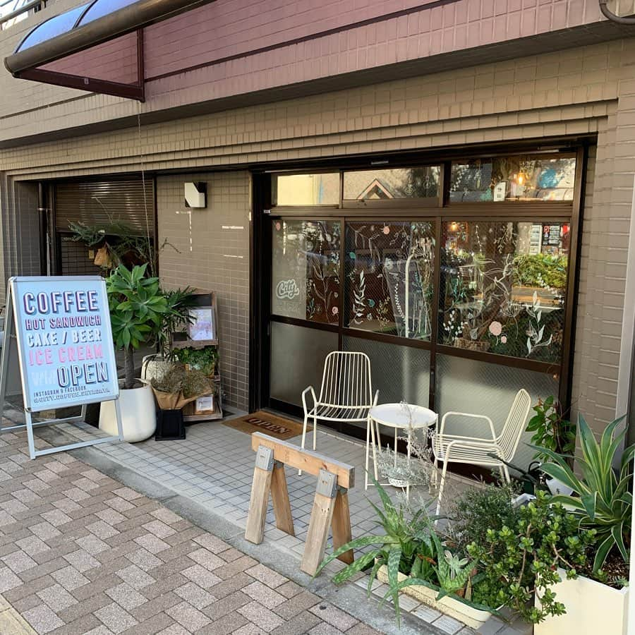 りょうくんグルメさんのインスタグラム写真 - (りょうくんグルメInstagram)「【世田谷 citycoffeesetagaya】 絶品あんチーズホットサンド！！！ ㅤㅤㅤㅤㅤㅤㅤㅤㅤㅤㅤㅤㅤ 🏠#世田谷　#citycoffee 🚶‍♂️世田谷駅徒歩3分 📖BBQホットサンド(¥1100+tax) あんチーズホットサンド(¥1100+tax) ドリンク付き ㅤㅤㅤㅤㅤㅤㅤㅤㅤㅤㅤㅤㅤ ホットサンドはドリンク付きのメニューのみ。 ㅤㅤㅤㅤㅤㅤㅤㅤㅤㅤㅤㅤㅤ BBQはわりとジャンキーでパンがさくっとしてる ポークが一晩かけて煮込んでるらしくたしかにホロホロ！ ツナっぽい食感で、パンに染み込んでた！  あんチーズのチーズはクリームチーズ！ 個人的にあんチーズのほうが好きだった！ 上に乗った塩昆布でしょっぱく味も調節できるし、パンがもちもちしてた！ ㅤㅤㅤㅤㅤㅤㅤㅤㅤㅤㅤㅤㅤ 見た目はBBQだけど見た目ほど衝撃がない感じだったからあんチーズの方オススメ！！！ 食後に友達と話したけど同意見だった〜 ㅤㅤㅤㅤㅤㅤㅤㅤㅤㅤㅤㅤㅤ クリチー求めに行くのいいと思う！ 2人で行ってシェアしてたべるのが甘としょっぱ両方食べれてオススメかな！ いい感じの満足感！ ㅤㅤㅤㅤㅤㅤㅤㅤㅤㅤㅤㅤㅤ 朝8:30〜18時までやってる。 ちょっと贅沢なモーニングにも良き！ ㅤㅤㅤㅤㅤㅤㅤㅤㅤㅤㅤㅤㅤ こんなにいい感じのホットサンド出すお店って都内でここだけだし、カフェ巡り好きな人は一度は訪れたいお店！  ドリンクセットの生姜ほうじ茶がうまかった！ これ食後に飲むと満足度高い〜 ㅤㅤㅤㅤㅤㅤㅤㅤㅤㅤㅤㅤㅤ わりと不定休の日多いらしいからお店のインスタチェック！ ㅤㅤㅤㅤㅤㅤㅤㅤㅤㅤㅤㅤㅤ 店内は落ち着いた雰囲気。 家族の写真なのかな？お店に写真がけっこう飾ってあった。 テーブルが三つに、大テーブル一つ、おひとり様席四つ。 ㅤㅤㅤㅤㅤㅤㅤㅤㅤㅤㅤㅤㅤ 店員さん優しかった！ 食器がかわいいよ〜  東京都世田谷区世田谷4-17-6 毎週土曜日定休日」11月23日 22時33分 - uryo1113