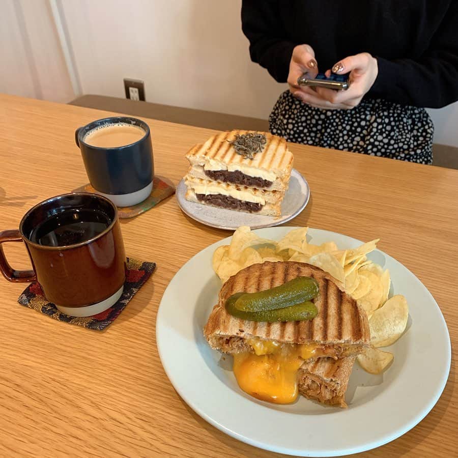 りょうくんグルメさんのインスタグラム写真 - (りょうくんグルメInstagram)「【世田谷 citycoffeesetagaya】 絶品あんチーズホットサンド！！！ ㅤㅤㅤㅤㅤㅤㅤㅤㅤㅤㅤㅤㅤ 🏠#世田谷　#citycoffee 🚶‍♂️世田谷駅徒歩3分 📖BBQホットサンド(¥1100+tax) あんチーズホットサンド(¥1100+tax) ドリンク付き ㅤㅤㅤㅤㅤㅤㅤㅤㅤㅤㅤㅤㅤ ホットサンドはドリンク付きのメニューのみ。 ㅤㅤㅤㅤㅤㅤㅤㅤㅤㅤㅤㅤㅤ BBQはわりとジャンキーでパンがさくっとしてる ポークが一晩かけて煮込んでるらしくたしかにホロホロ！ ツナっぽい食感で、パンに染み込んでた！  あんチーズのチーズはクリームチーズ！ 個人的にあんチーズのほうが好きだった！ 上に乗った塩昆布でしょっぱく味も調節できるし、パンがもちもちしてた！ ㅤㅤㅤㅤㅤㅤㅤㅤㅤㅤㅤㅤㅤ 見た目はBBQだけど見た目ほど衝撃がない感じだったからあんチーズの方オススメ！！！ 食後に友達と話したけど同意見だった〜 ㅤㅤㅤㅤㅤㅤㅤㅤㅤㅤㅤㅤㅤ クリチー求めに行くのいいと思う！ 2人で行ってシェアしてたべるのが甘としょっぱ両方食べれてオススメかな！ いい感じの満足感！ ㅤㅤㅤㅤㅤㅤㅤㅤㅤㅤㅤㅤㅤ 朝8:30〜18時までやってる。 ちょっと贅沢なモーニングにも良き！ ㅤㅤㅤㅤㅤㅤㅤㅤㅤㅤㅤㅤㅤ こんなにいい感じのホットサンド出すお店って都内でここだけだし、カフェ巡り好きな人は一度は訪れたいお店！  ドリンクセットの生姜ほうじ茶がうまかった！ これ食後に飲むと満足度高い〜 ㅤㅤㅤㅤㅤㅤㅤㅤㅤㅤㅤㅤㅤ わりと不定休の日多いらしいからお店のインスタチェック！ ㅤㅤㅤㅤㅤㅤㅤㅤㅤㅤㅤㅤㅤ 店内は落ち着いた雰囲気。 家族の写真なのかな？お店に写真がけっこう飾ってあった。 テーブルが三つに、大テーブル一つ、おひとり様席四つ。 ㅤㅤㅤㅤㅤㅤㅤㅤㅤㅤㅤㅤㅤ 店員さん優しかった！ 食器がかわいいよ〜  東京都世田谷区世田谷4-17-6 毎週土曜日定休日」11月23日 22時33分 - uryo1113
