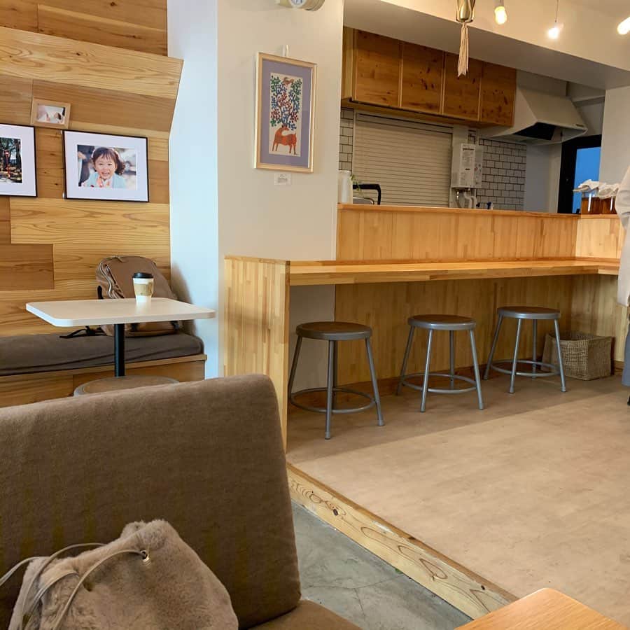りょうくんグルメさんのインスタグラム写真 - (りょうくんグルメInstagram)「【世田谷 citycoffeesetagaya】 絶品あんチーズホットサンド！！！ ㅤㅤㅤㅤㅤㅤㅤㅤㅤㅤㅤㅤㅤ 🏠#世田谷　#citycoffee 🚶‍♂️世田谷駅徒歩3分 📖BBQホットサンド(¥1100+tax) あんチーズホットサンド(¥1100+tax) ドリンク付き ㅤㅤㅤㅤㅤㅤㅤㅤㅤㅤㅤㅤㅤ ホットサンドはドリンク付きのメニューのみ。 ㅤㅤㅤㅤㅤㅤㅤㅤㅤㅤㅤㅤㅤ BBQはわりとジャンキーでパンがさくっとしてる ポークが一晩かけて煮込んでるらしくたしかにホロホロ！ ツナっぽい食感で、パンに染み込んでた！  あんチーズのチーズはクリームチーズ！ 個人的にあんチーズのほうが好きだった！ 上に乗った塩昆布でしょっぱく味も調節できるし、パンがもちもちしてた！ ㅤㅤㅤㅤㅤㅤㅤㅤㅤㅤㅤㅤㅤ 見た目はBBQだけど見た目ほど衝撃がない感じだったからあんチーズの方オススメ！！！ 食後に友達と話したけど同意見だった〜 ㅤㅤㅤㅤㅤㅤㅤㅤㅤㅤㅤㅤㅤ クリチー求めに行くのいいと思う！ 2人で行ってシェアしてたべるのが甘としょっぱ両方食べれてオススメかな！ いい感じの満足感！ ㅤㅤㅤㅤㅤㅤㅤㅤㅤㅤㅤㅤㅤ 朝8:30〜18時までやってる。 ちょっと贅沢なモーニングにも良き！ ㅤㅤㅤㅤㅤㅤㅤㅤㅤㅤㅤㅤㅤ こんなにいい感じのホットサンド出すお店って都内でここだけだし、カフェ巡り好きな人は一度は訪れたいお店！  ドリンクセットの生姜ほうじ茶がうまかった！ これ食後に飲むと満足度高い〜 ㅤㅤㅤㅤㅤㅤㅤㅤㅤㅤㅤㅤㅤ わりと不定休の日多いらしいからお店のインスタチェック！ ㅤㅤㅤㅤㅤㅤㅤㅤㅤㅤㅤㅤㅤ 店内は落ち着いた雰囲気。 家族の写真なのかな？お店に写真がけっこう飾ってあった。 テーブルが三つに、大テーブル一つ、おひとり様席四つ。 ㅤㅤㅤㅤㅤㅤㅤㅤㅤㅤㅤㅤㅤ 店員さん優しかった！ 食器がかわいいよ〜  東京都世田谷区世田谷4-17-6 毎週土曜日定休日」11月23日 22時33分 - uryo1113